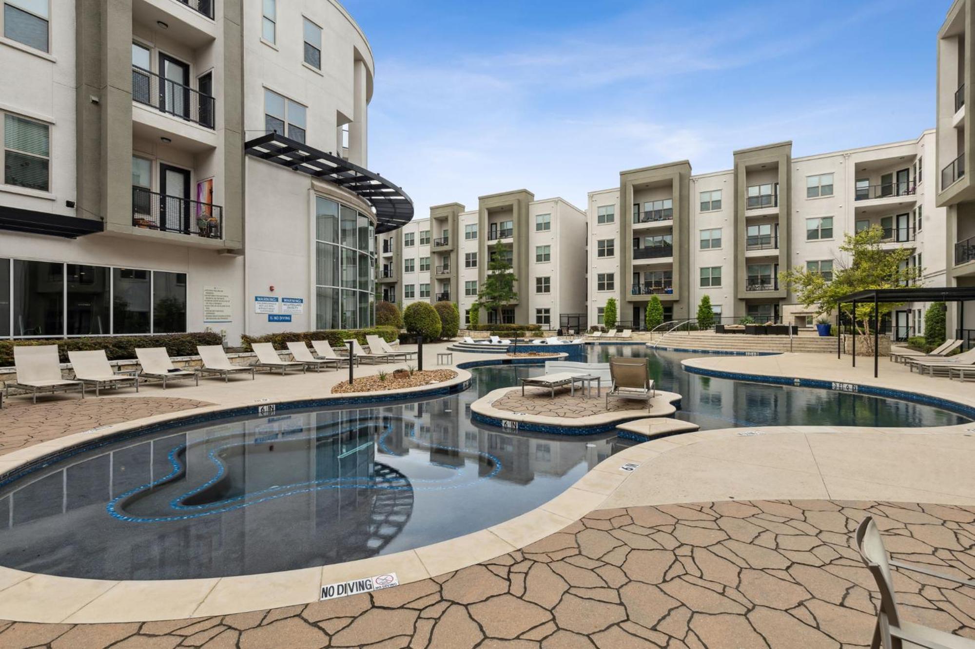 Apartment Trendy 2br I Pool I Gym I Free Parking I Workspace