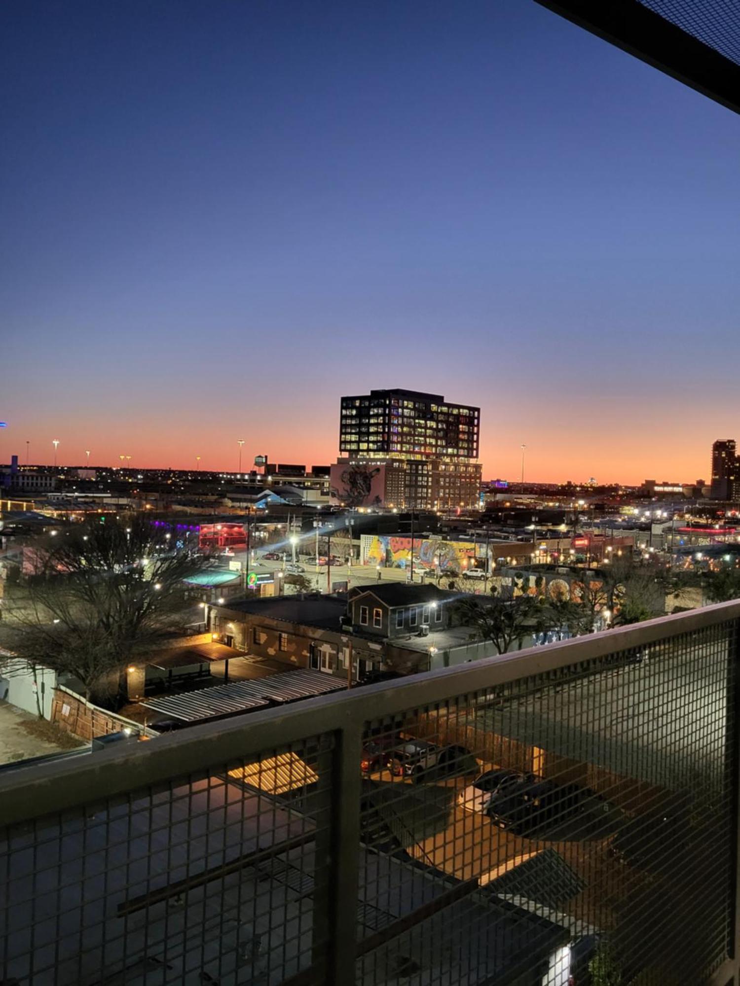 2bdrm/2 King Beds/1air Mattress Apartment Dallas
