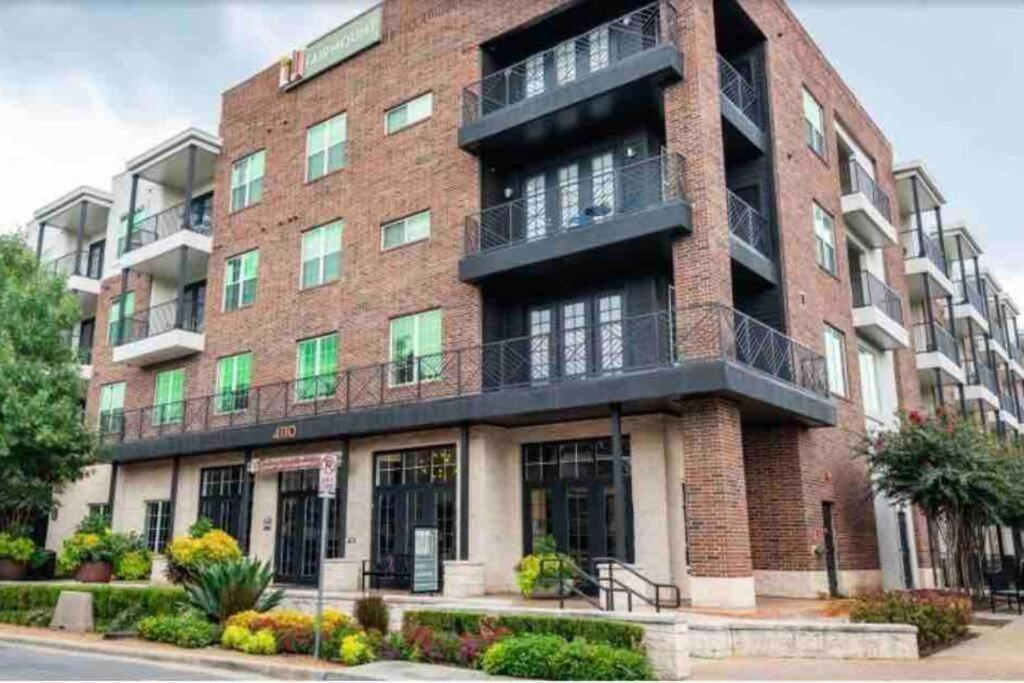 Your 1br And Lr Away From *