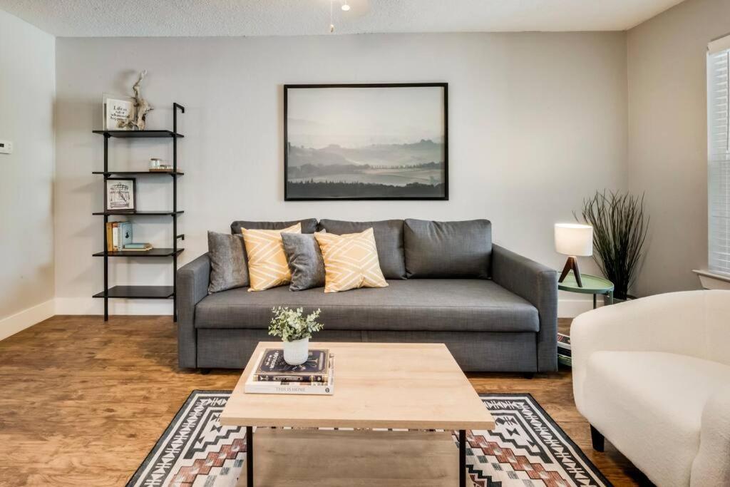 The One That Want & Arboretum Tickets Included Apartment *