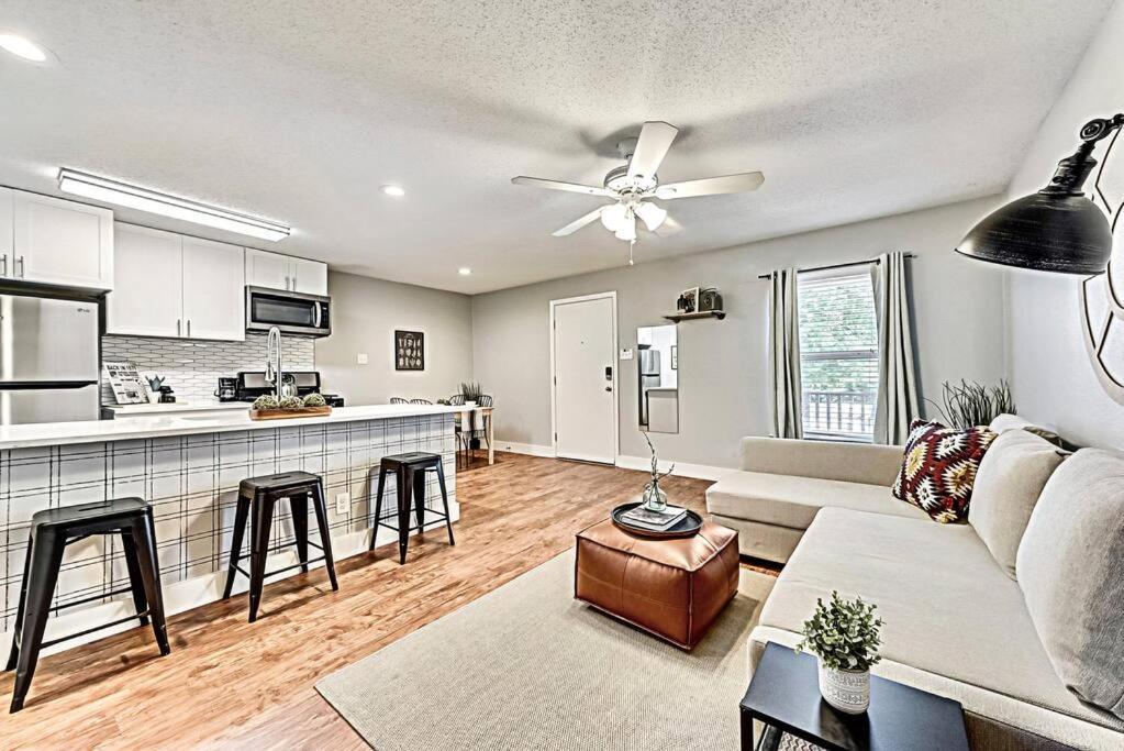New - Near Deep Ellum + Downtown Flat Apartment *
