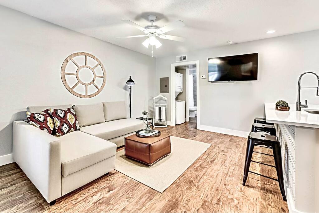 New - Near Deep Ellum + Downtown Flat Apartment