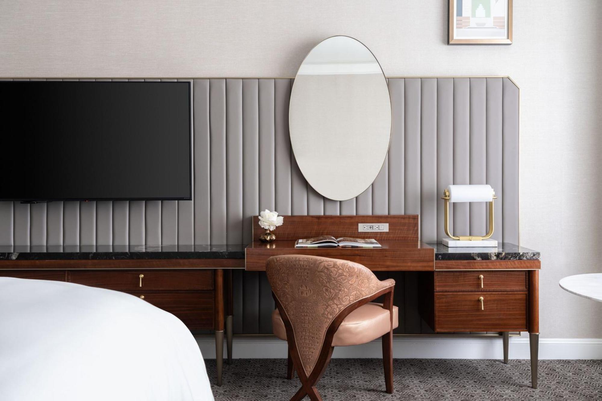 The Ritz-carlton,