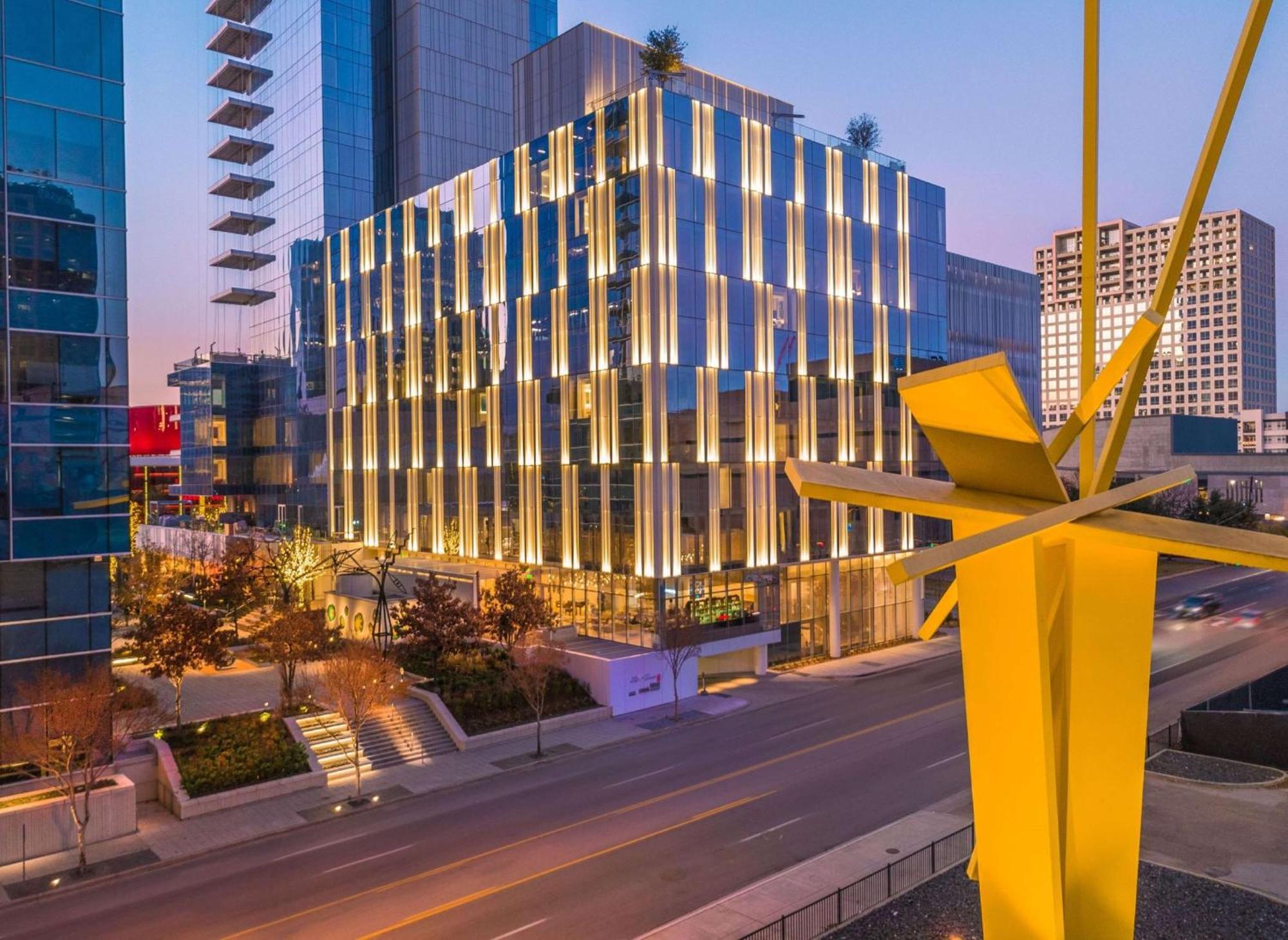 Hall Arts Dallas, Curio Collection By Hilton Hotel Dallas