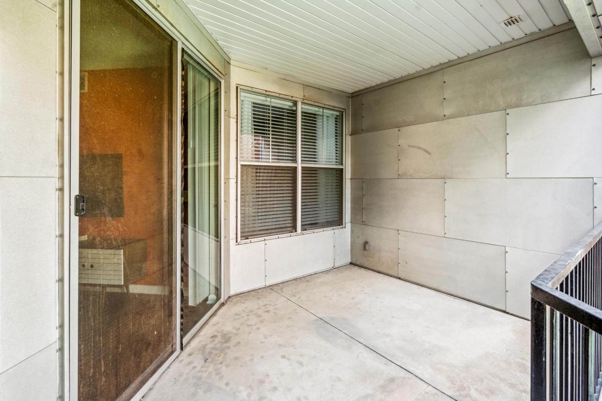 Apartment 1001 Ross Avenue *