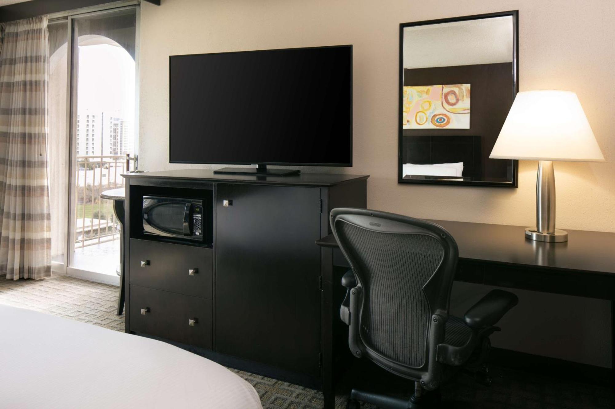Doubletree By Hilton Market Center Hotel Dallas