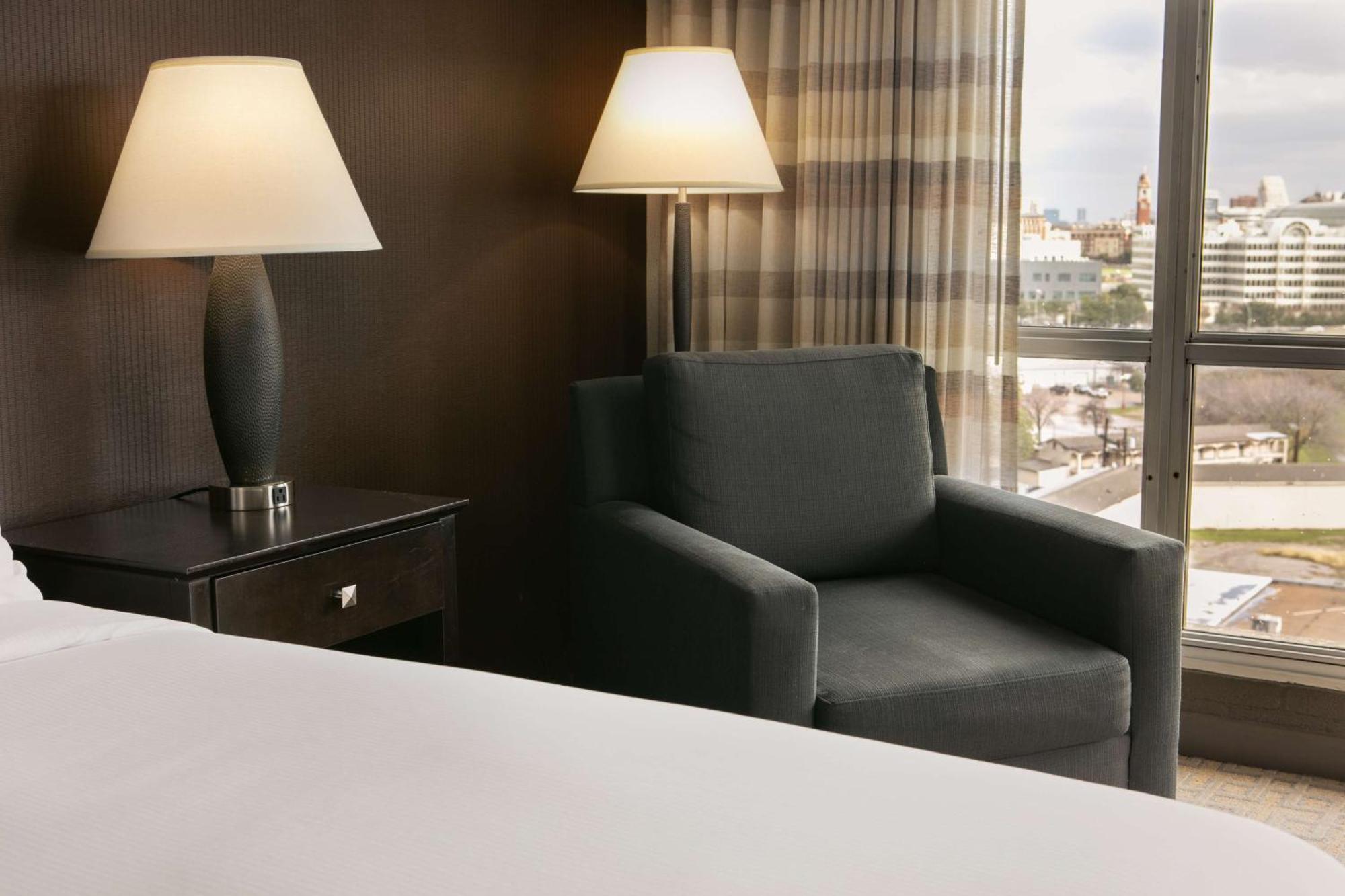 Hotel Doubletree By Hilton Market Center Dallas