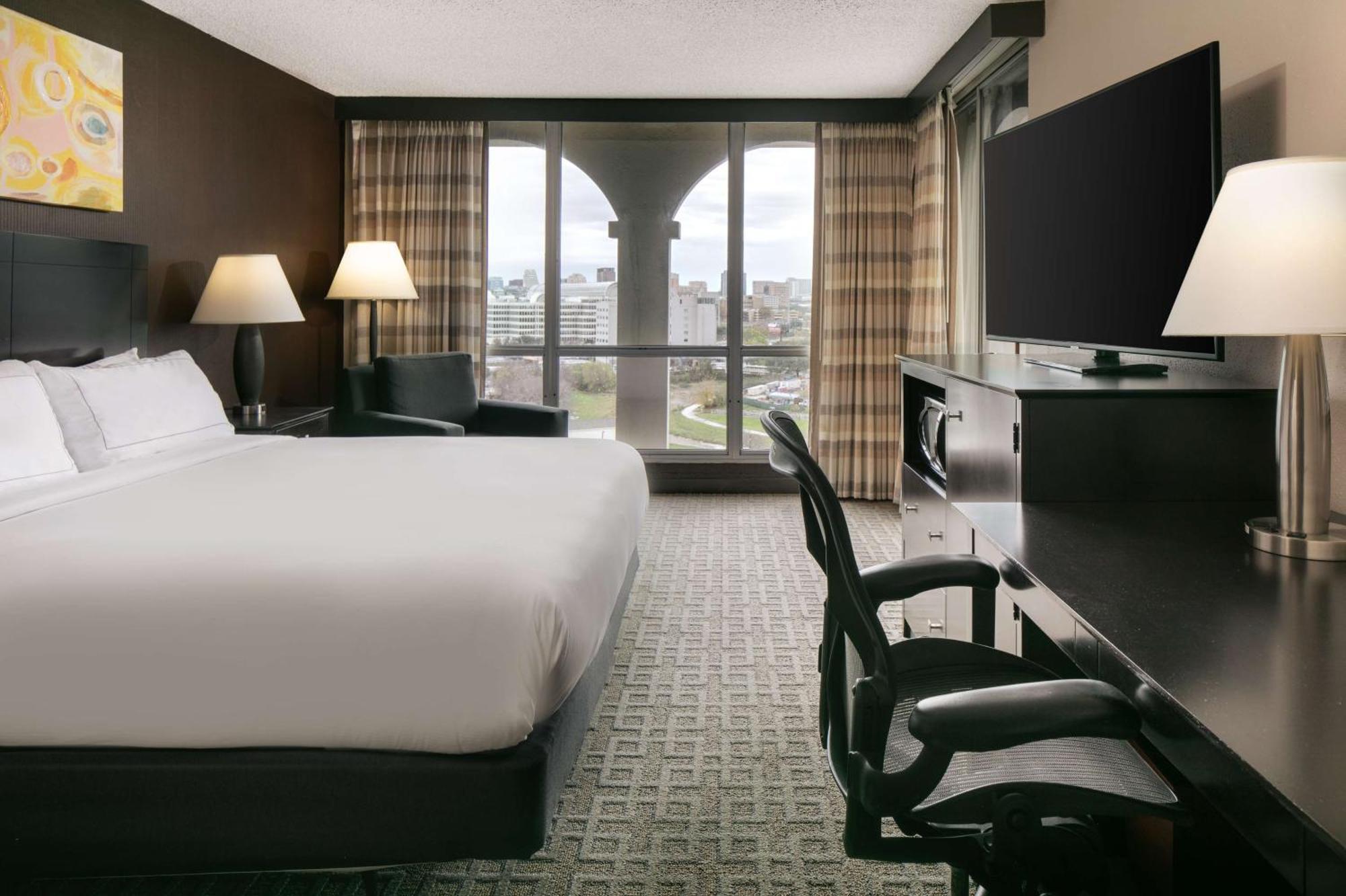 Doubletree By Hilton Market Center Dallas