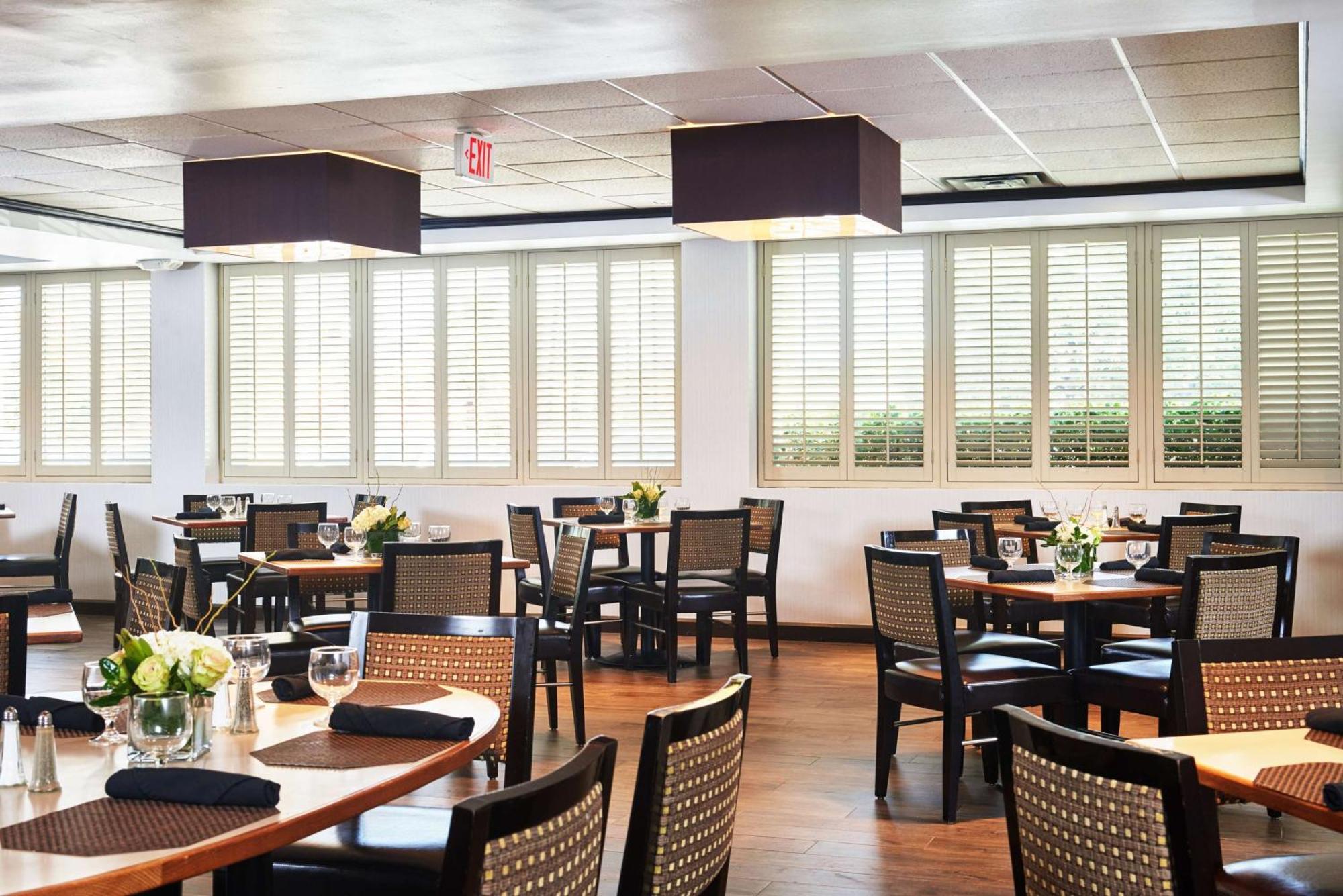 Hotel Doubletree By Hilton Market Center Dallas