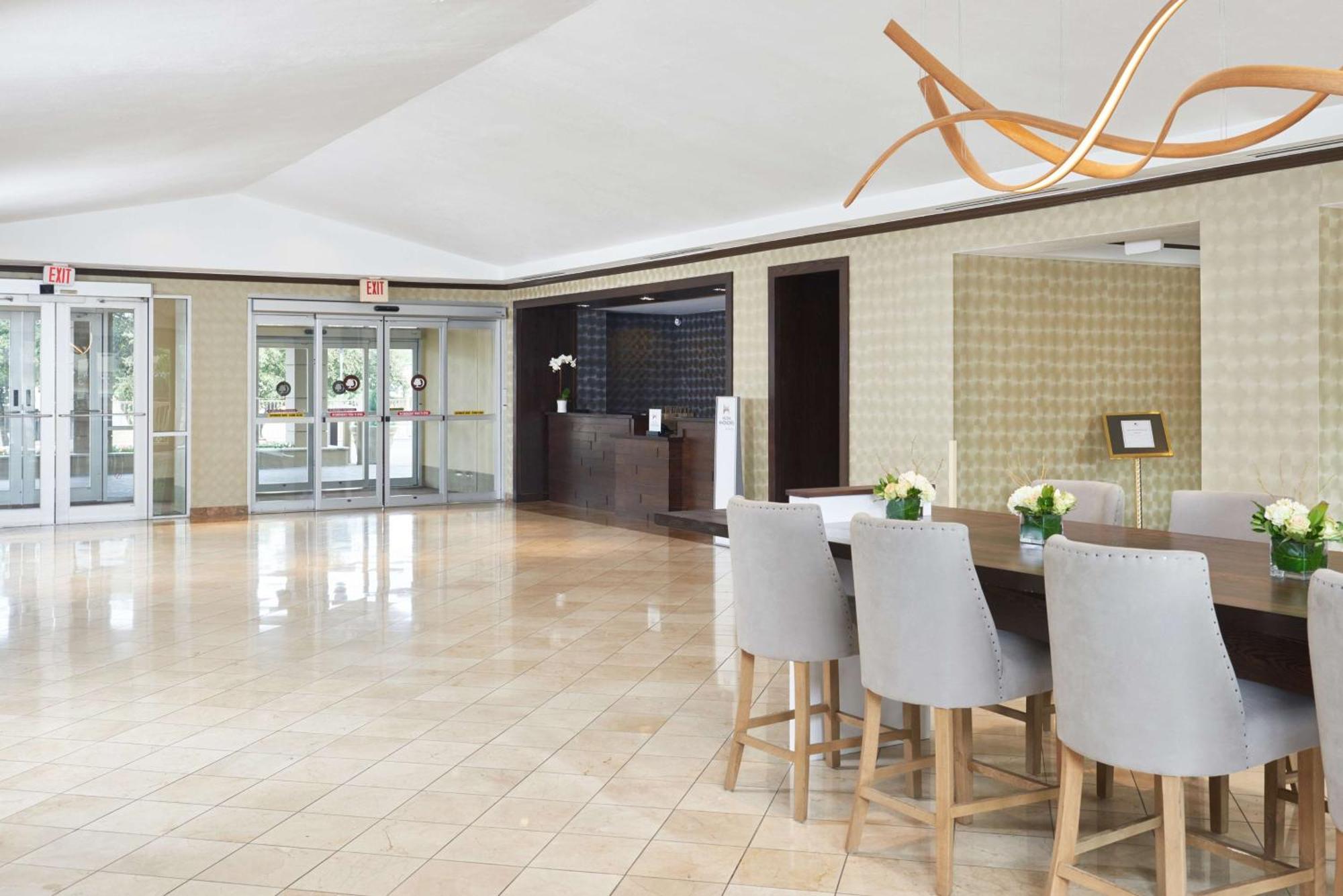 Hotel Doubletree By Hilton Market Center 3*