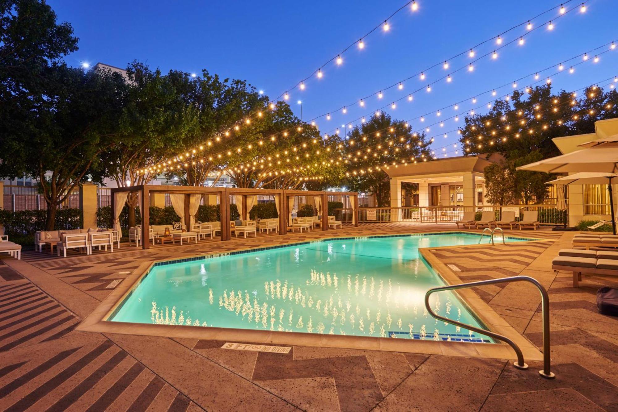 Hotel Doubletree By Hilton Market Center Dallas