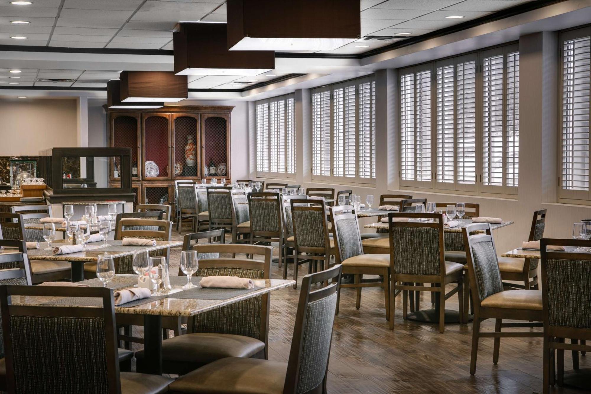 Doubletree By Hilton Market Center Hotel Dallas