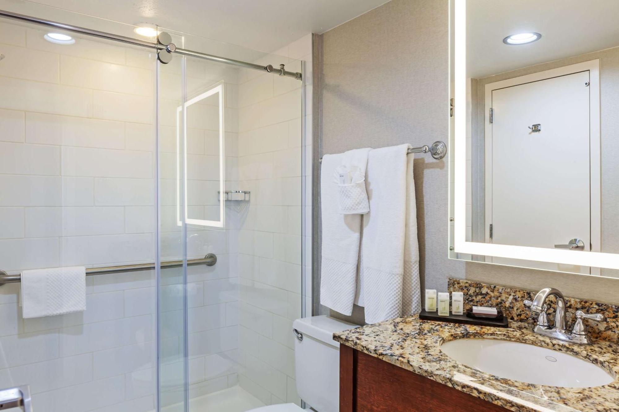 Embassy By Hilton Market Center 3*