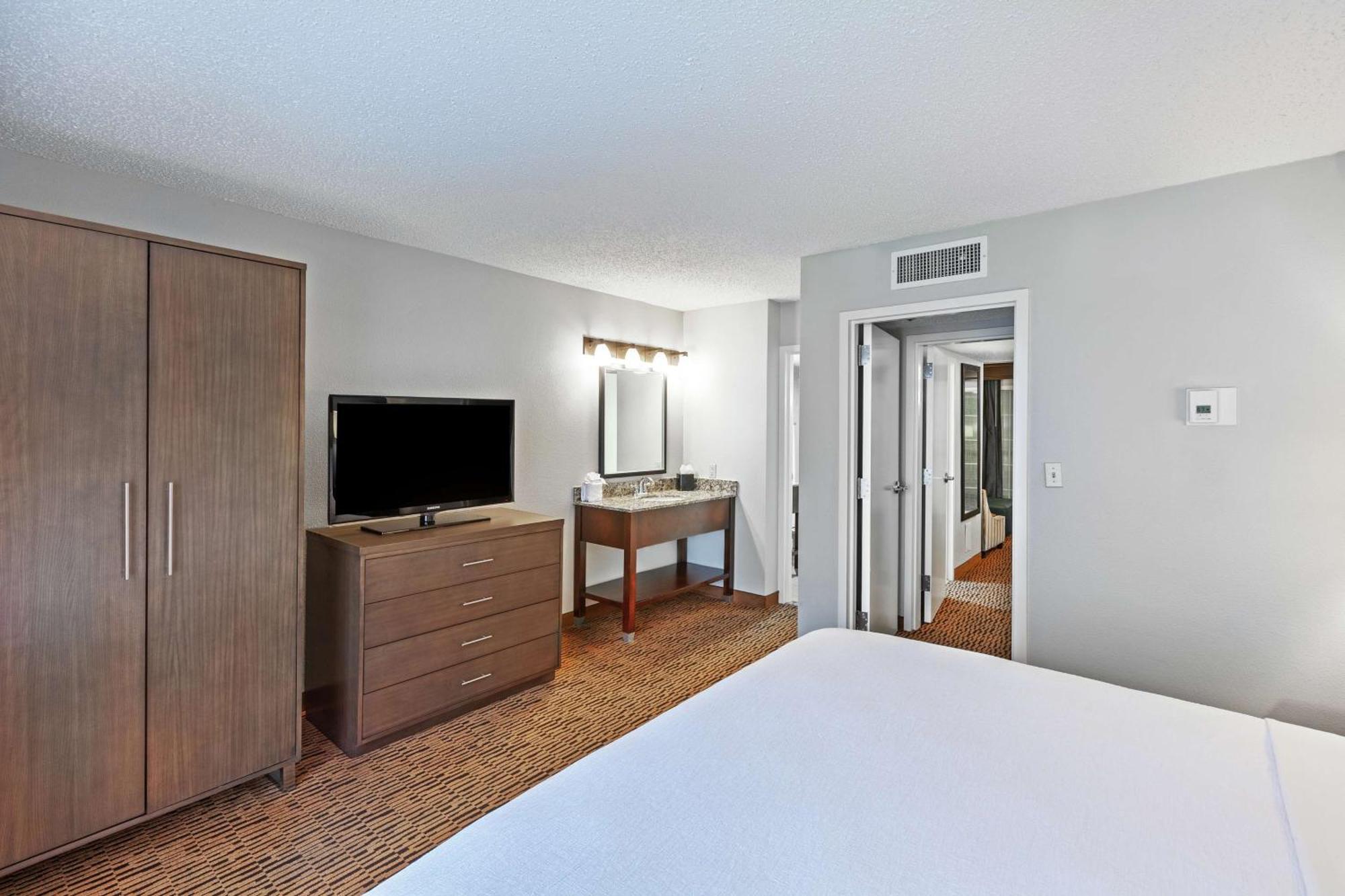 Hotel Embassy By Hilton Market Center Dallas