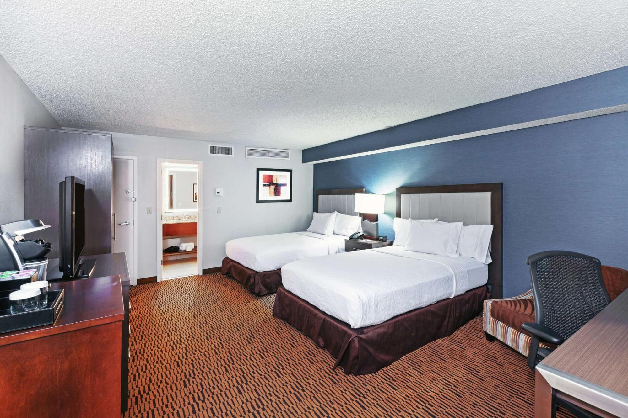 Hotel Embassy By Hilton Market Center 3*
