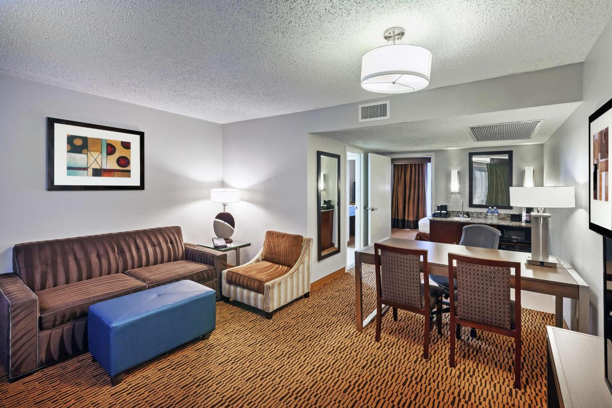 Hotel Embassy By Hilton Market Center Dallas