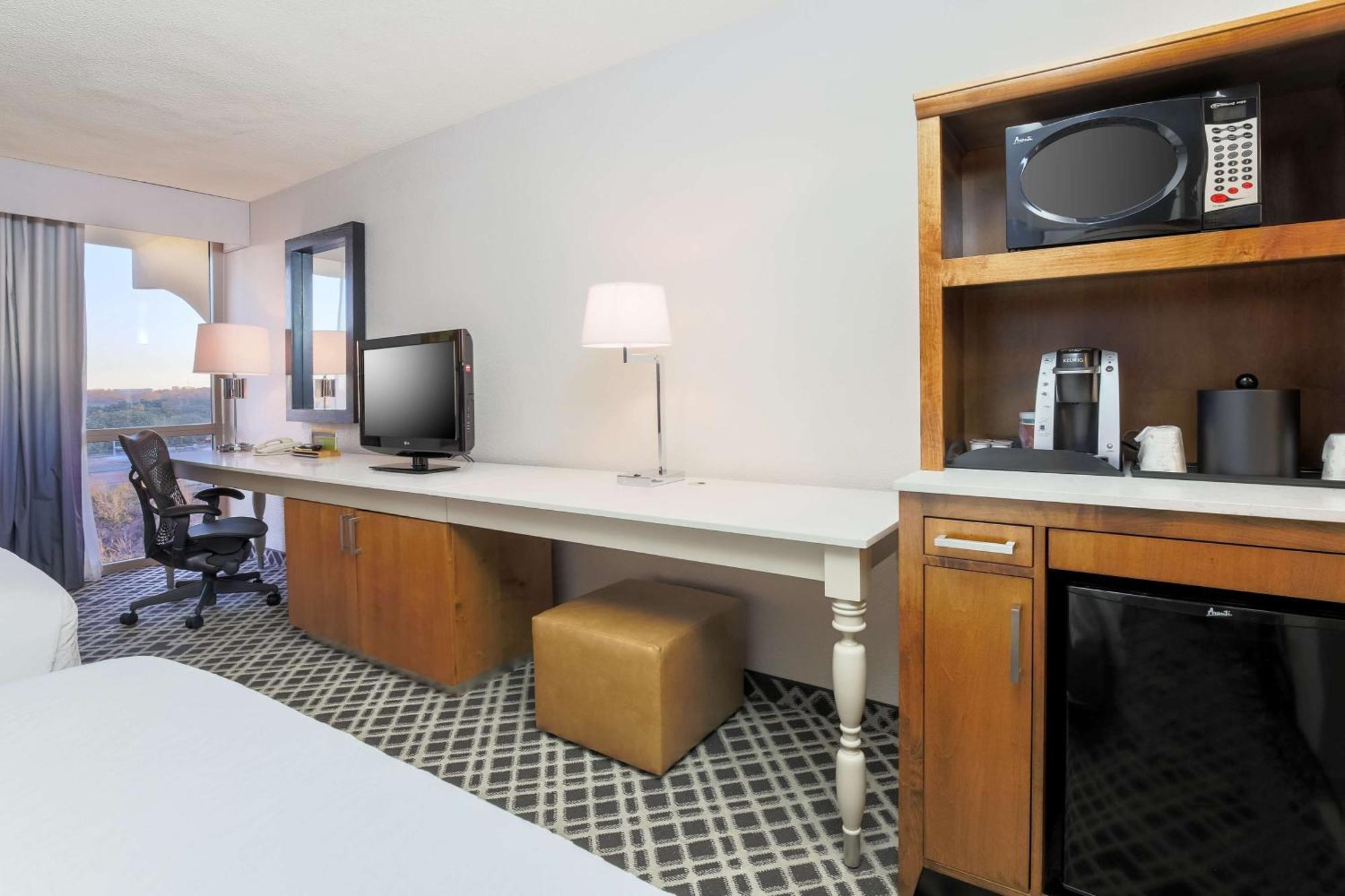 Hilton Garden Dallas/market Center 3*