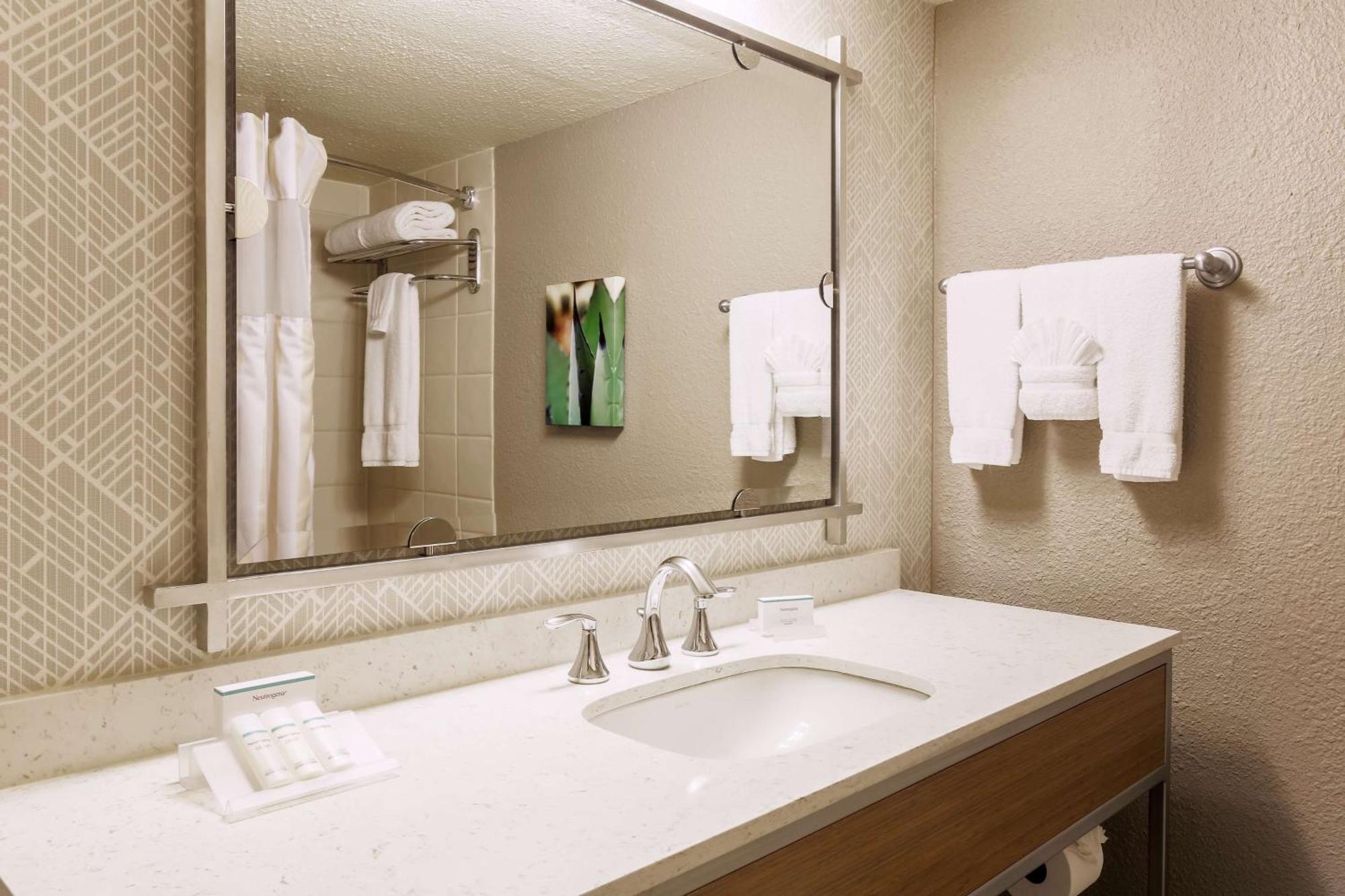 Hilton Garden Dallas/market Center 3*