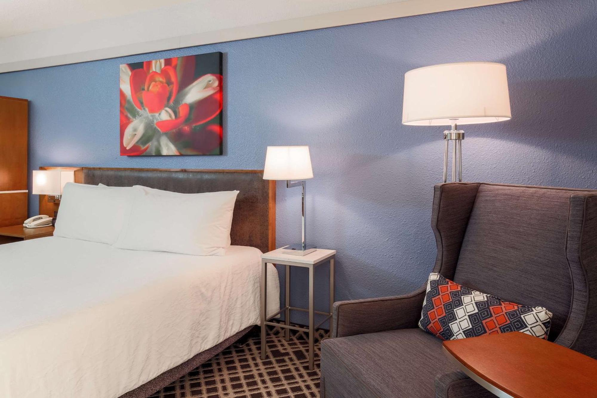 Hilton Garden Dallas/market Center 3*