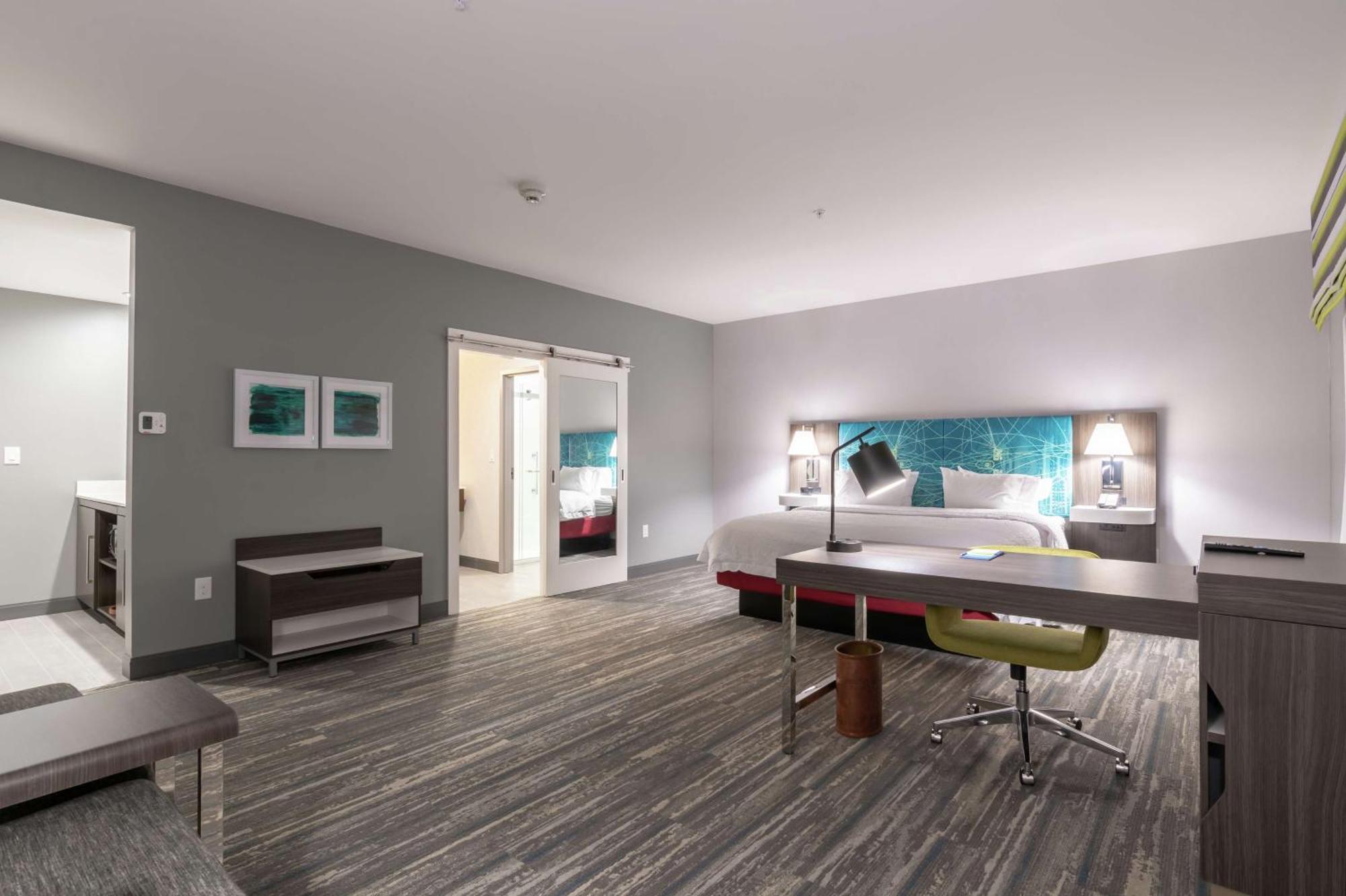 Hotel Hampton & East