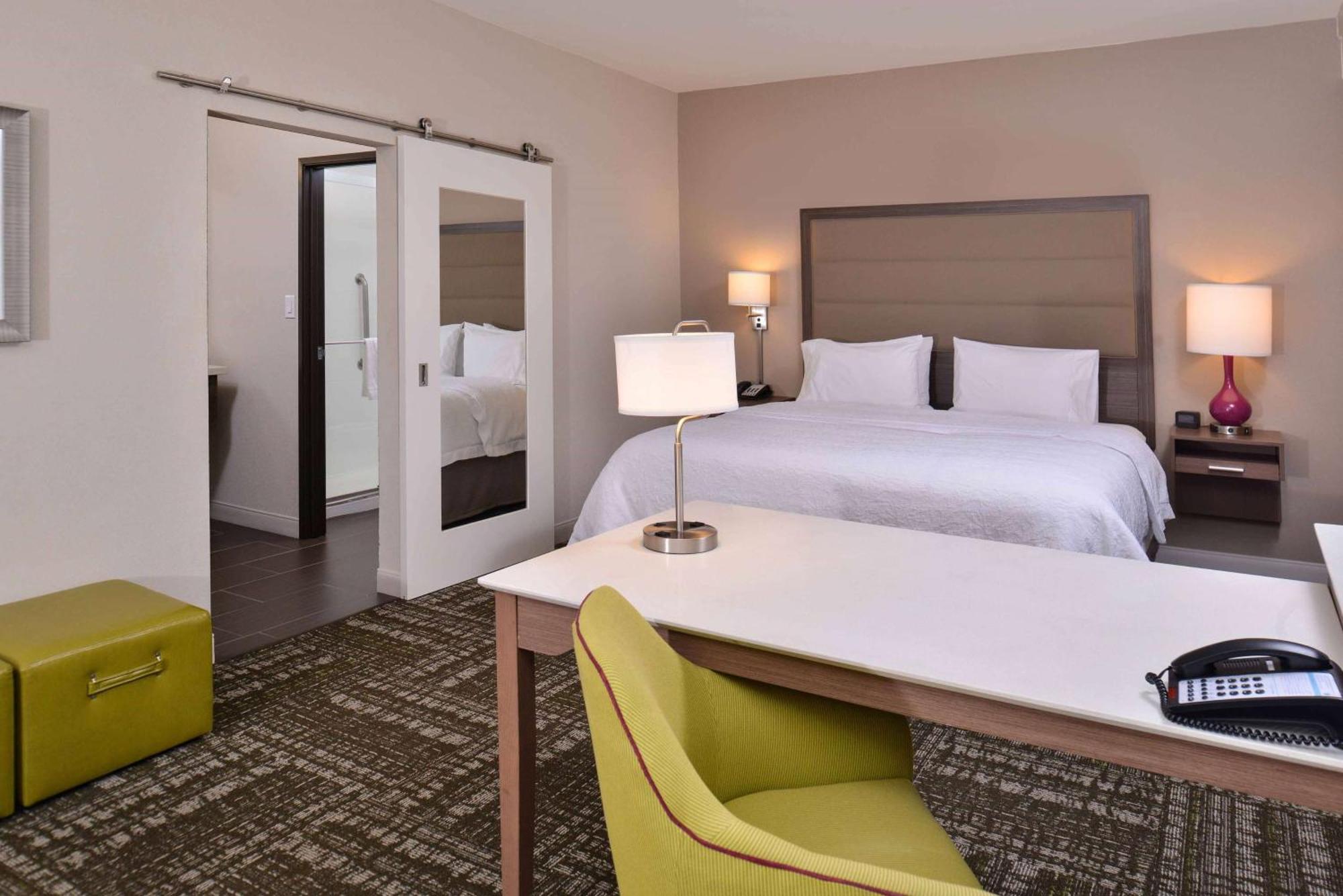 Hampton & Market Center Hotel 3*