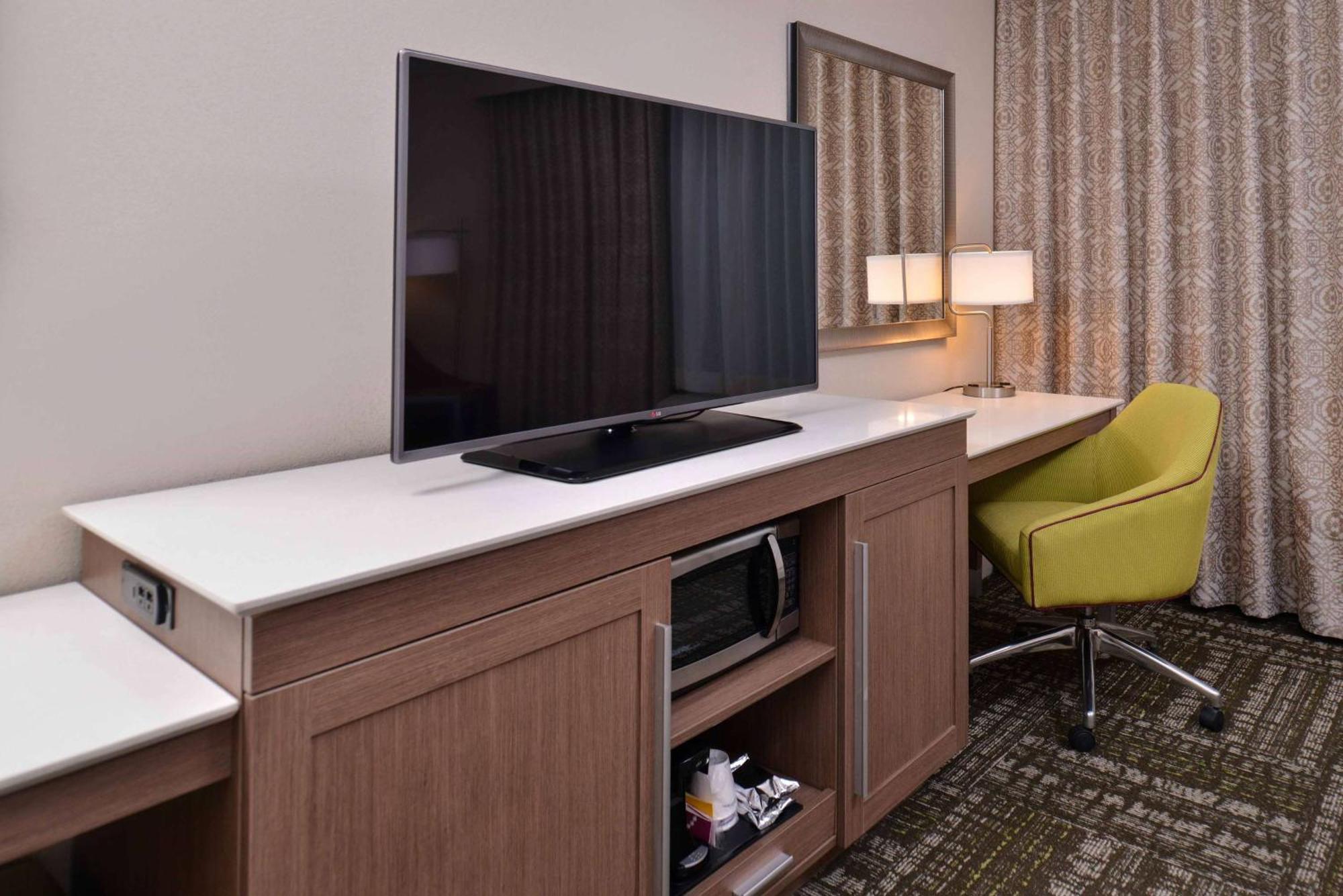 Hotel Hampton & Market Center 3*
