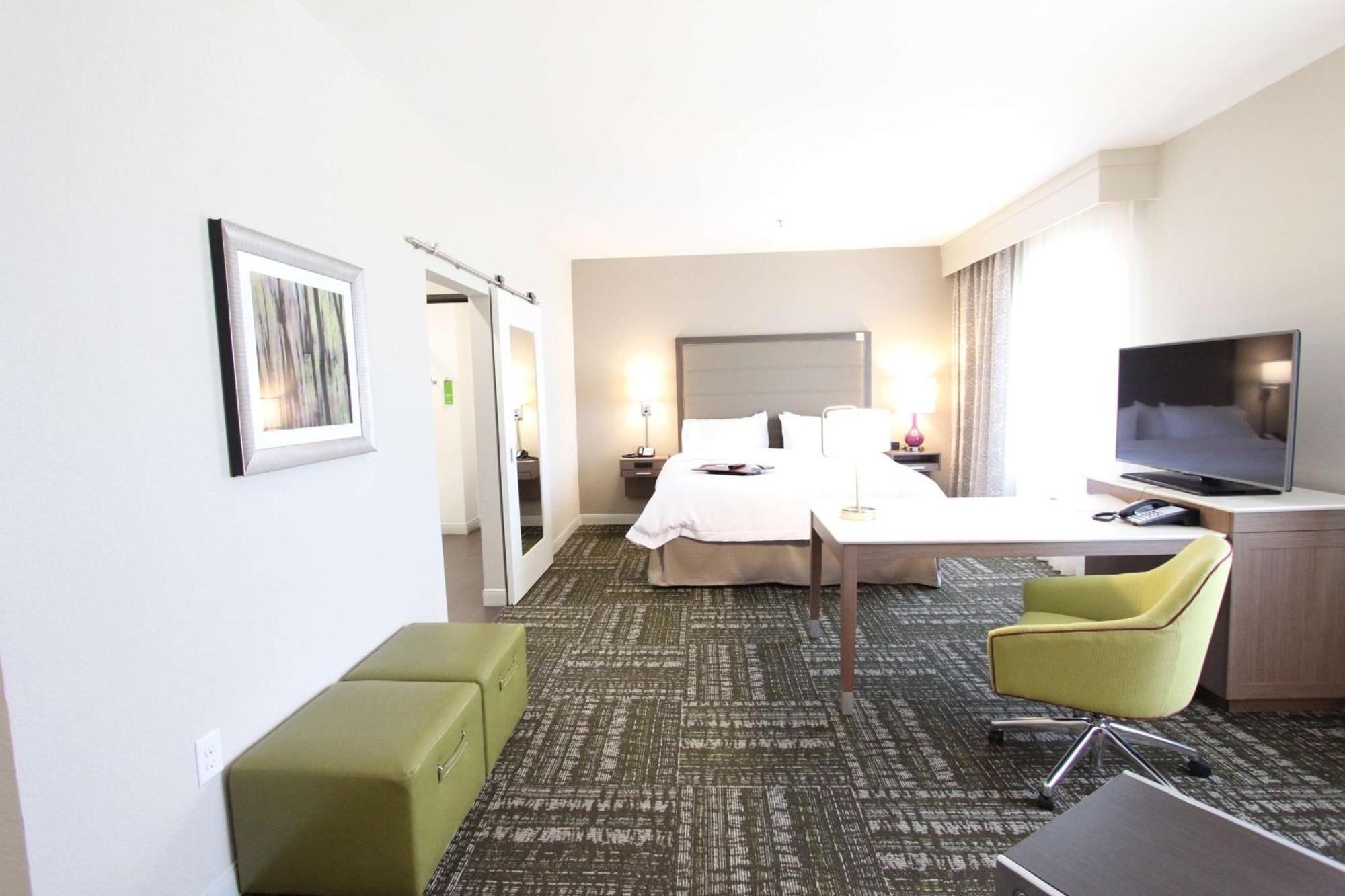 Hampton & Market Center 3*