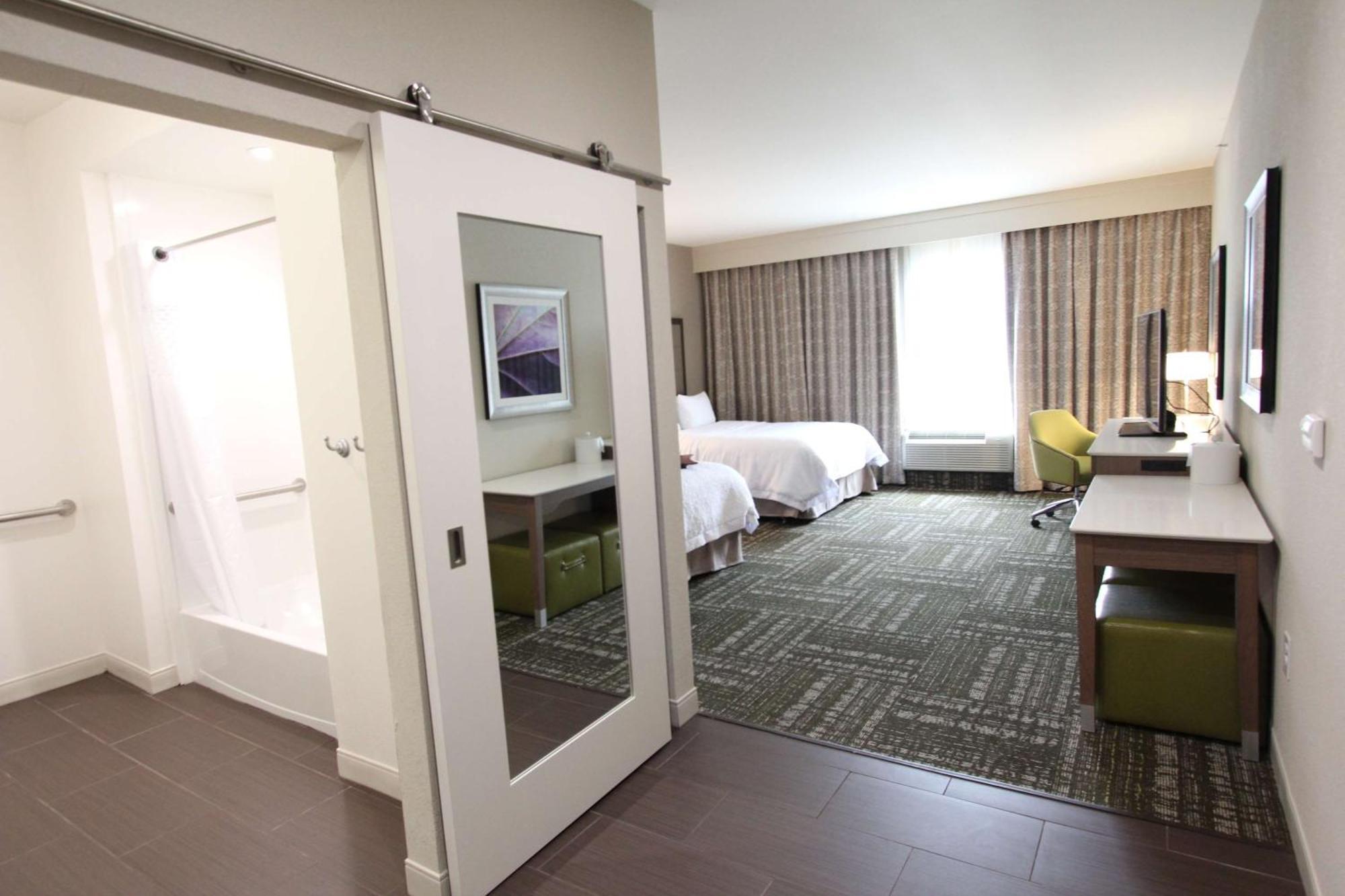 Hampton & Market Center Hotel 3*