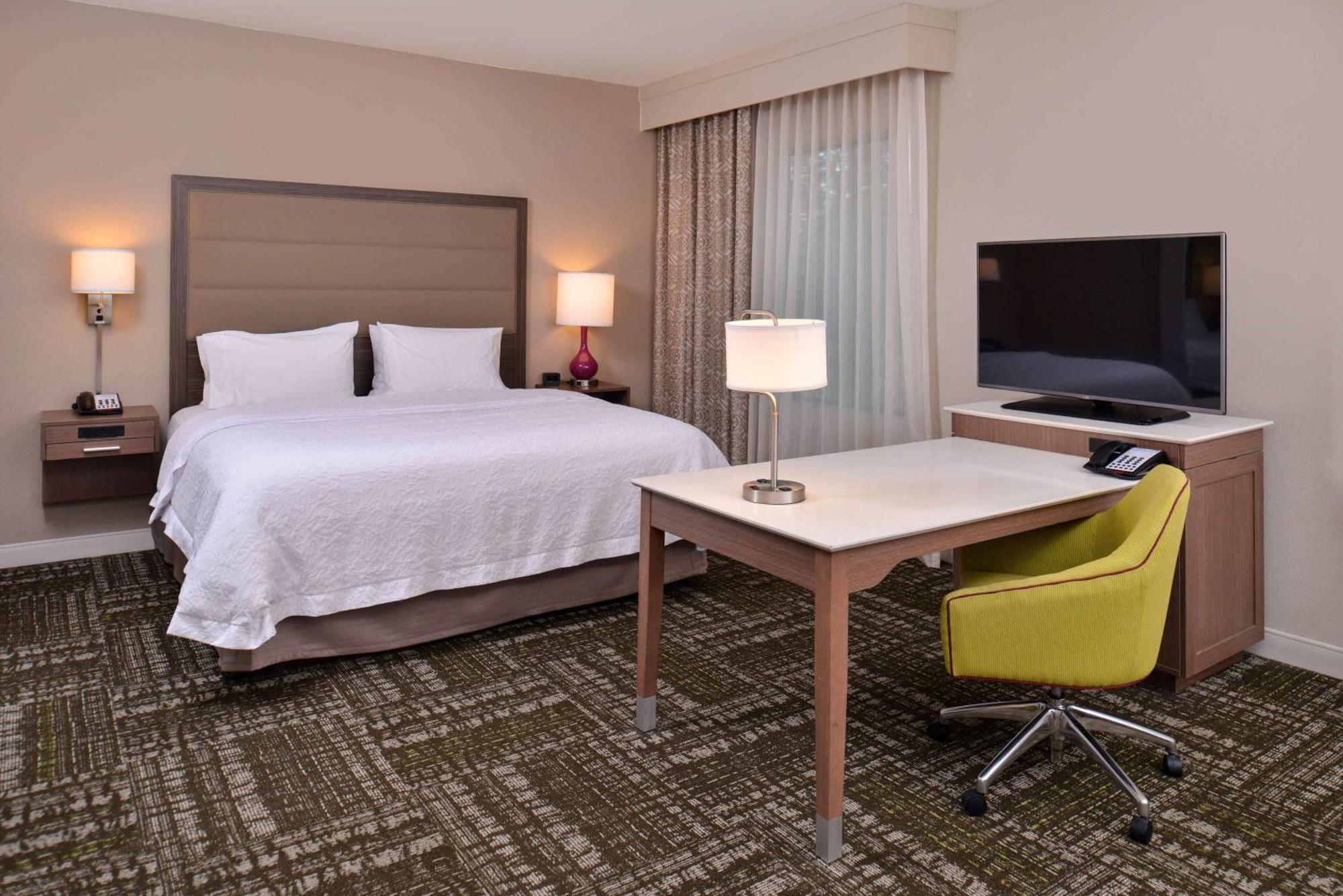 Hampton & Market Center Hotel 3*