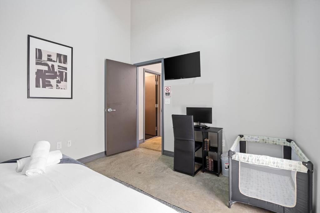 Stunning Downtown With Pool, Laundry, Parking *