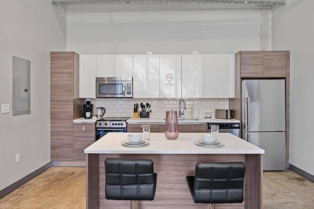 Apartment Stunning Downtown With Pool, Laundry, Parking