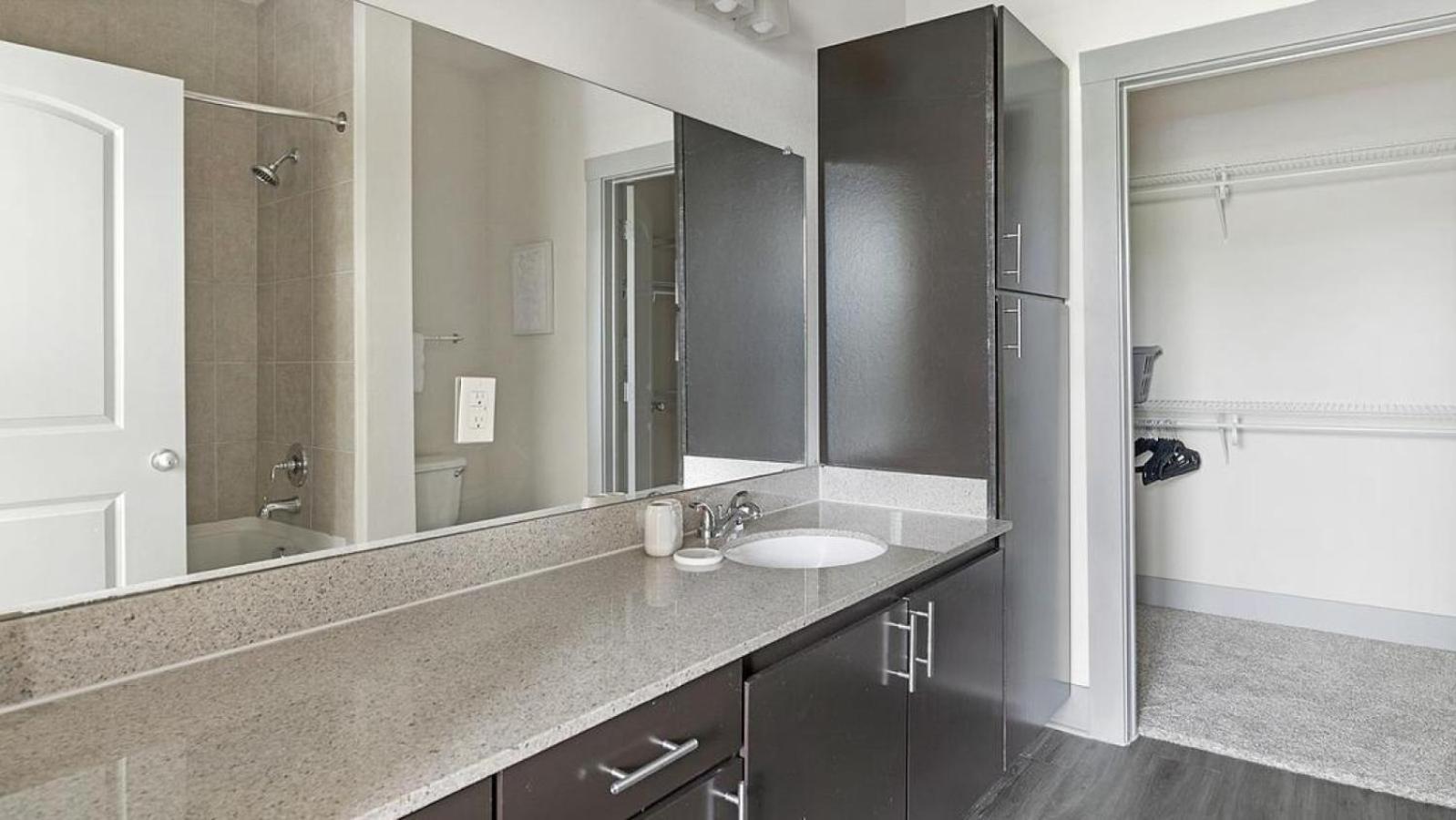 Apartment Landing - Modern With Amazing Amenities *