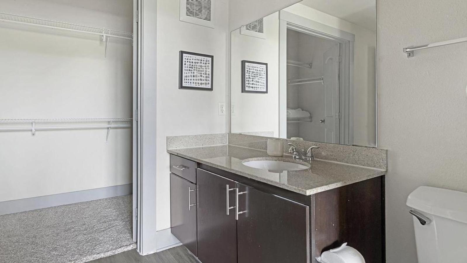 Landing - Modern With Amazing Amenities Dallas