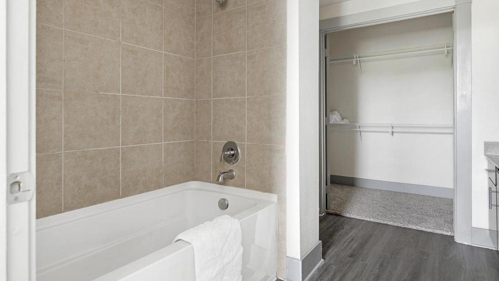 Landing - Modern With Amazing Amenities Apartment *