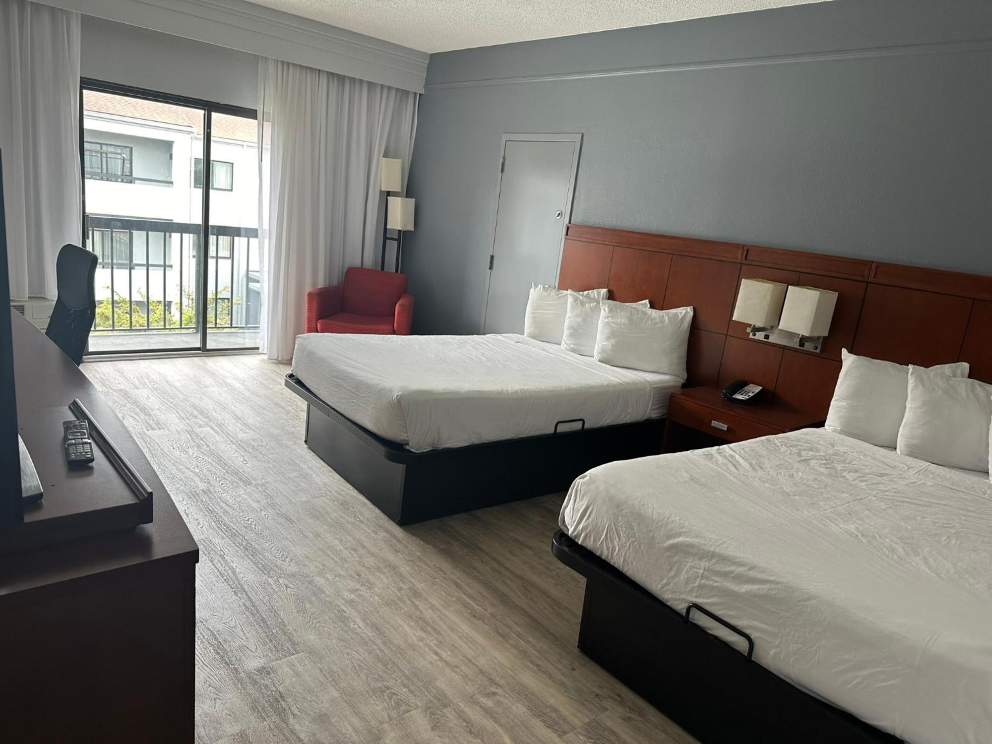 Super 8 By Wyndham Field Airport Hotel