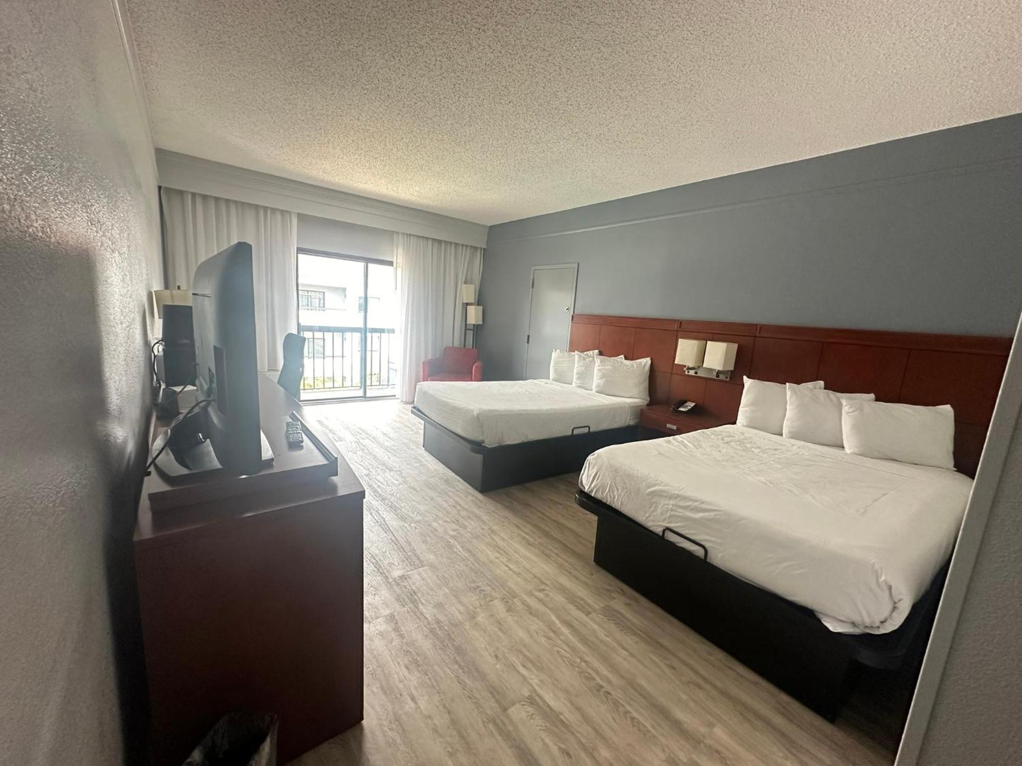 Super 8 By Wyndham Field Airport Hotel 2*