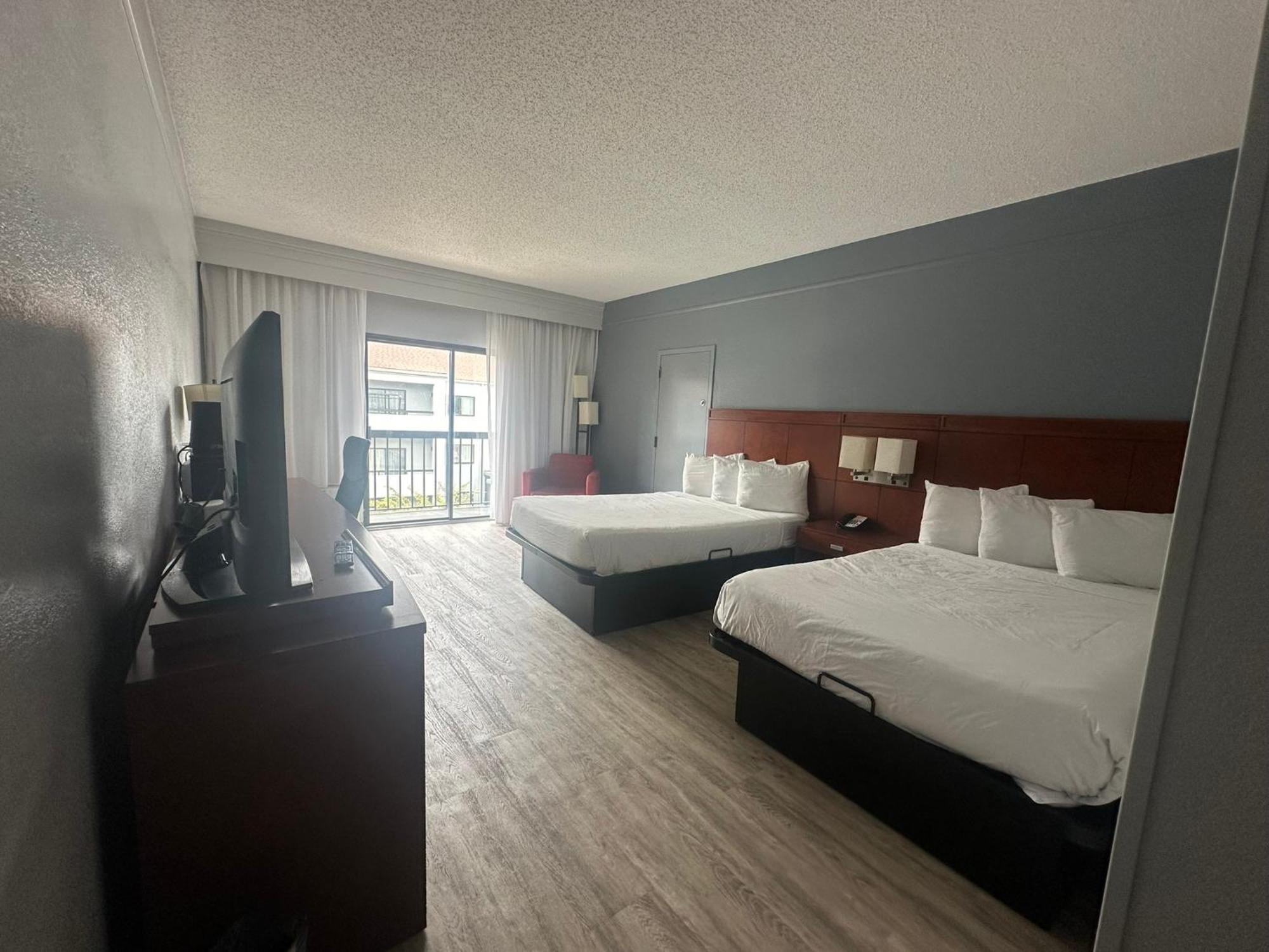Hotel Super 8 By Wyndham Field Airport