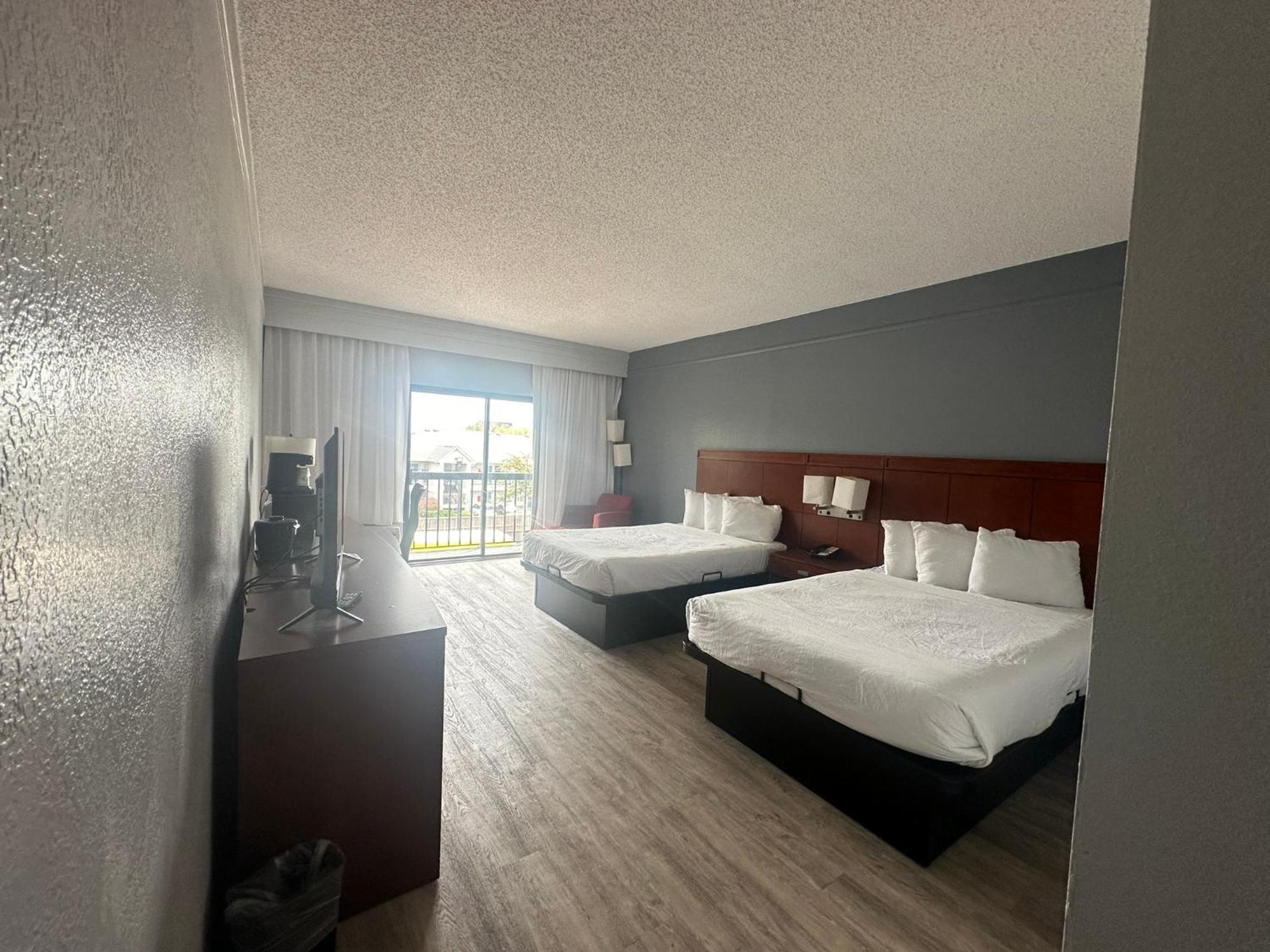 Super 8 By Wyndham Field Airport Hotel