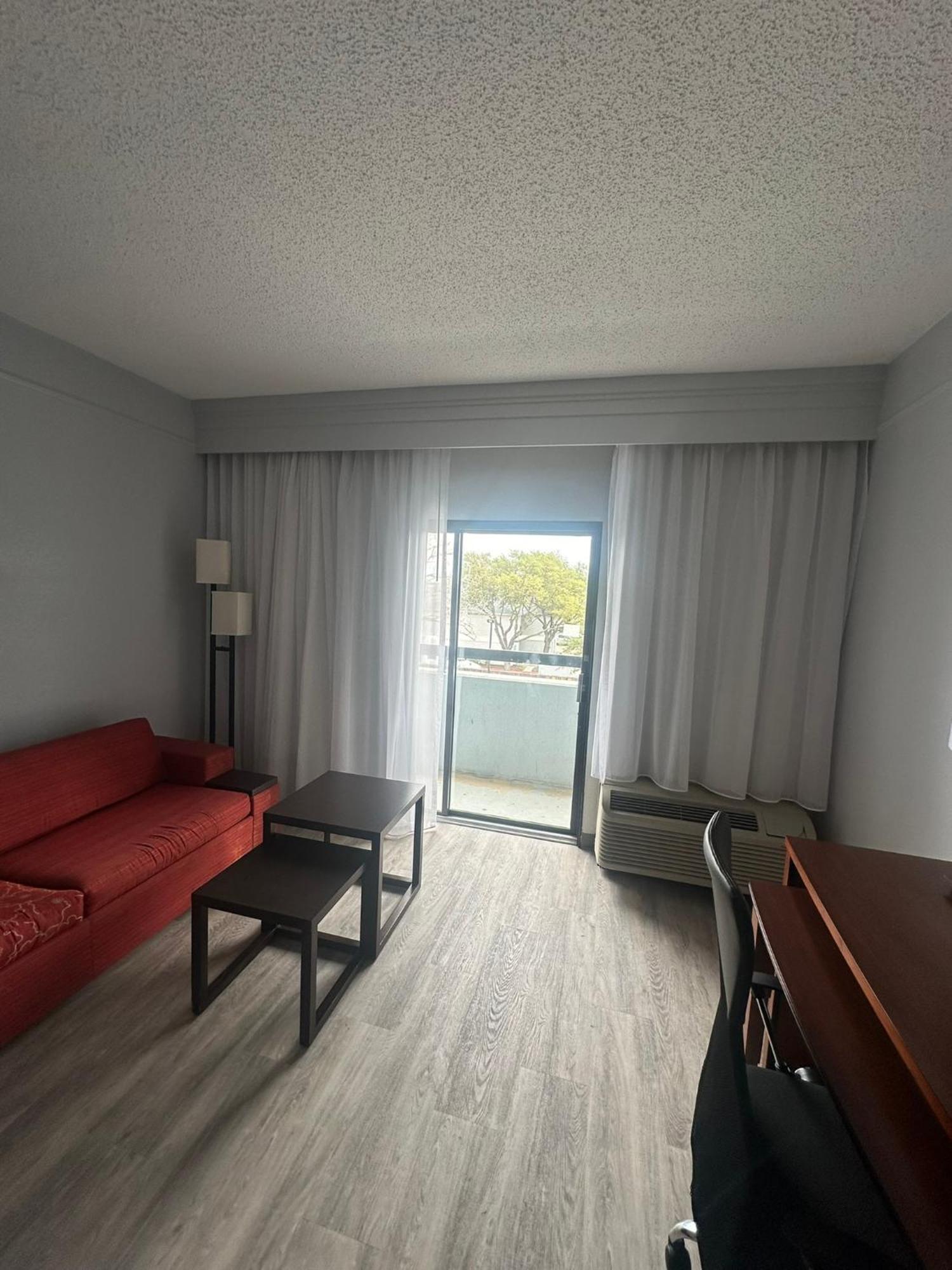 Hotel Super 8 By Wyndham Field Airport 2*