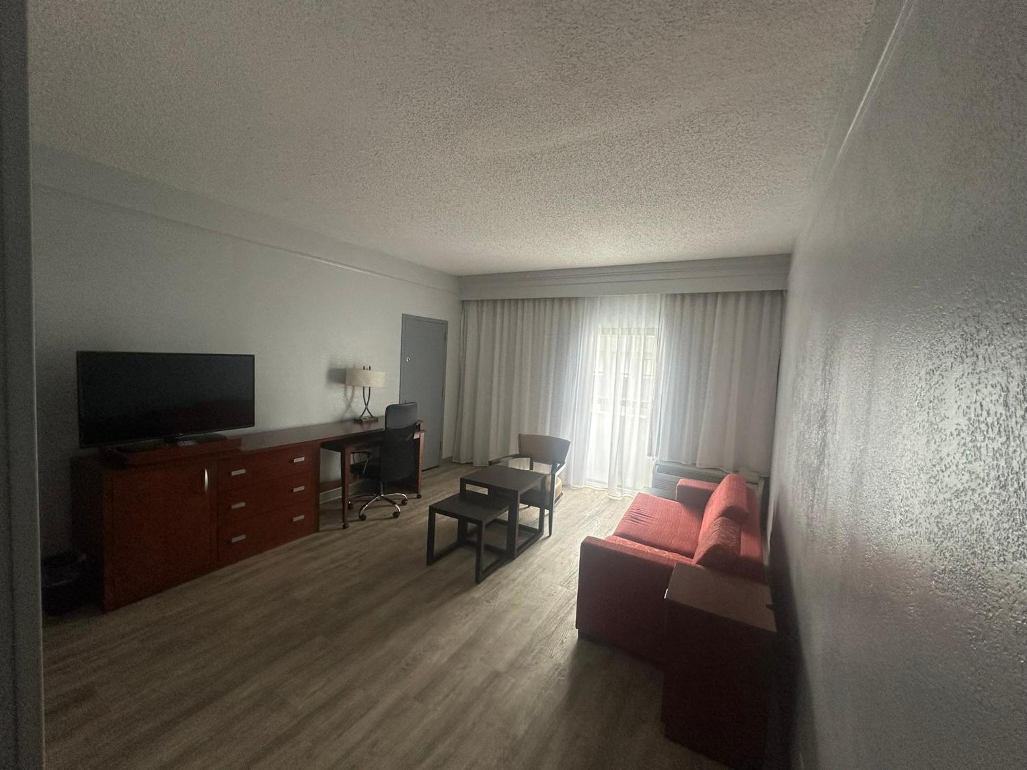 Super 8 By Wyndham Field Airport 2*