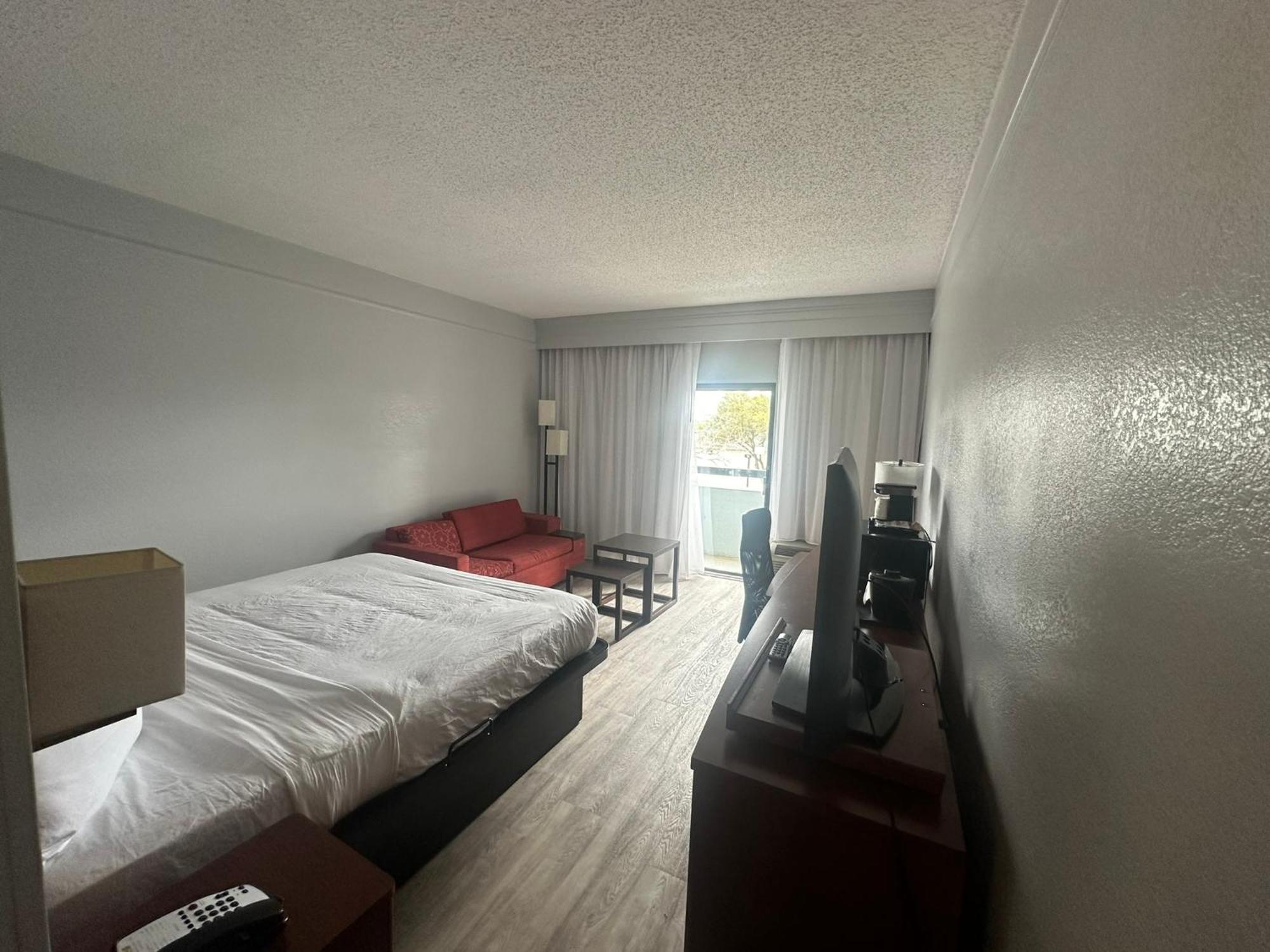 Super 8 By Wyndham Field Airport