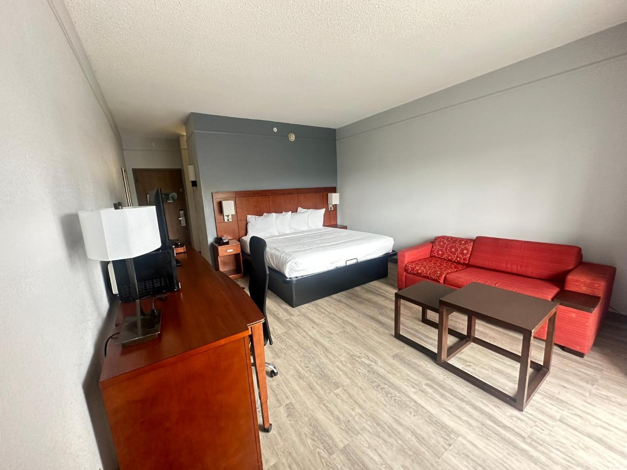 Super 8 By Wyndham Field Airport Hotel 2*