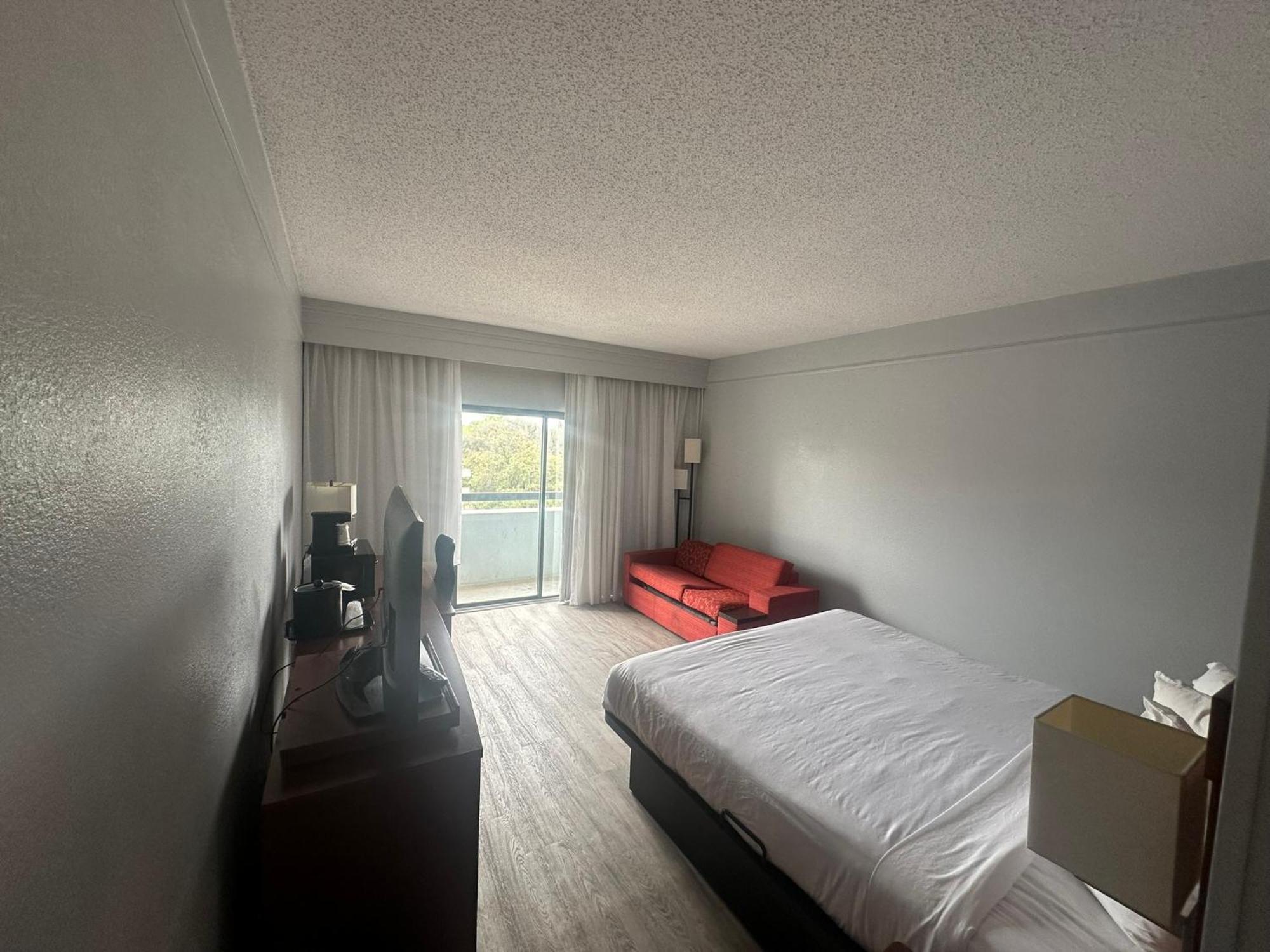Hotel Super 8 By Wyndham Field Airport