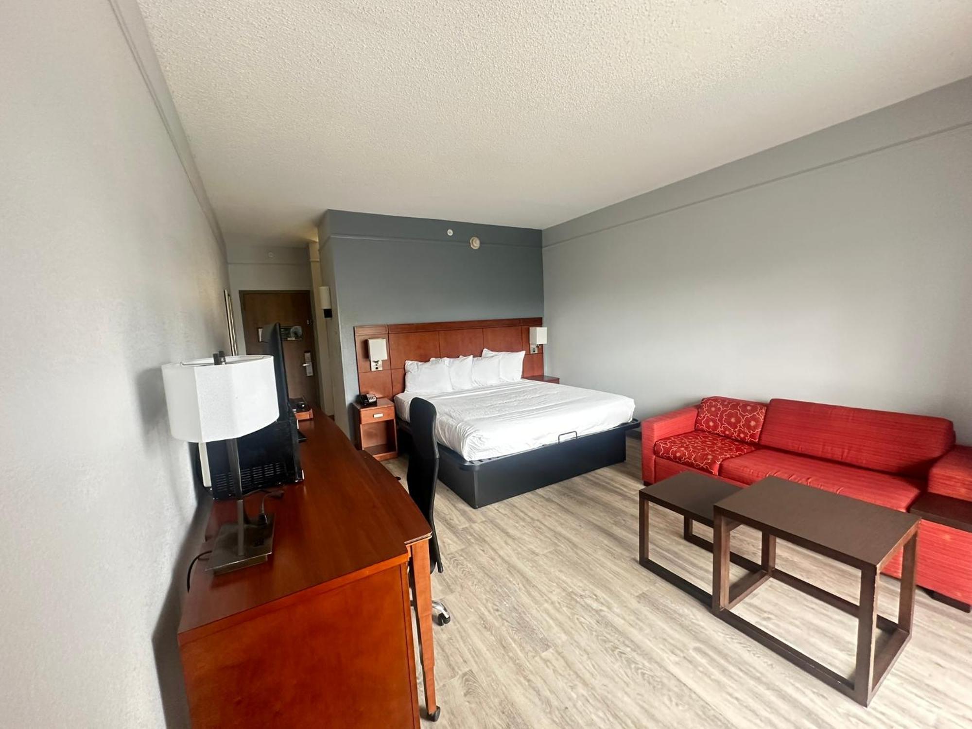 Super 8 By Wyndham Field Airport Hotel