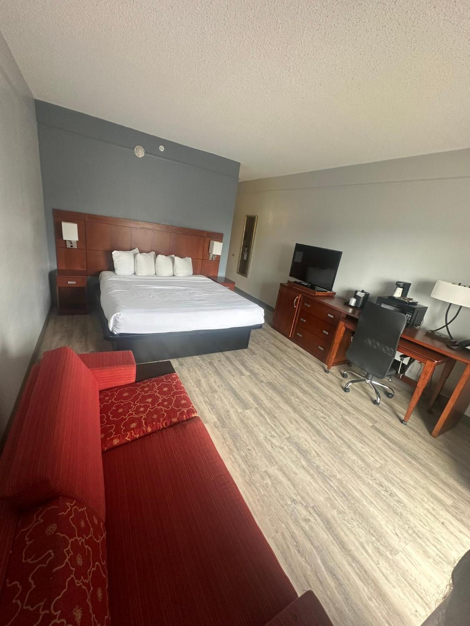 Hotel Super 8 By Wyndham Field Airport 2*
