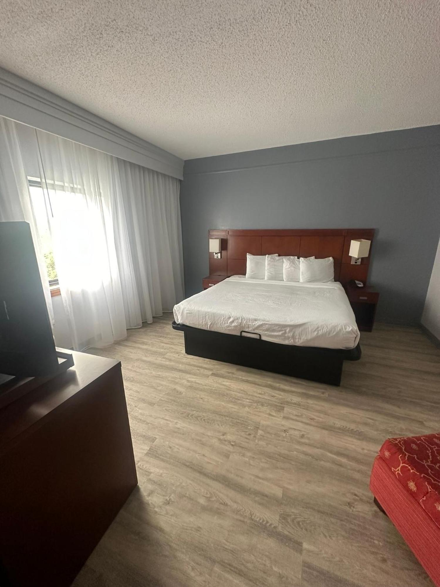 Super 8 By Wyndham Field Airport 2*