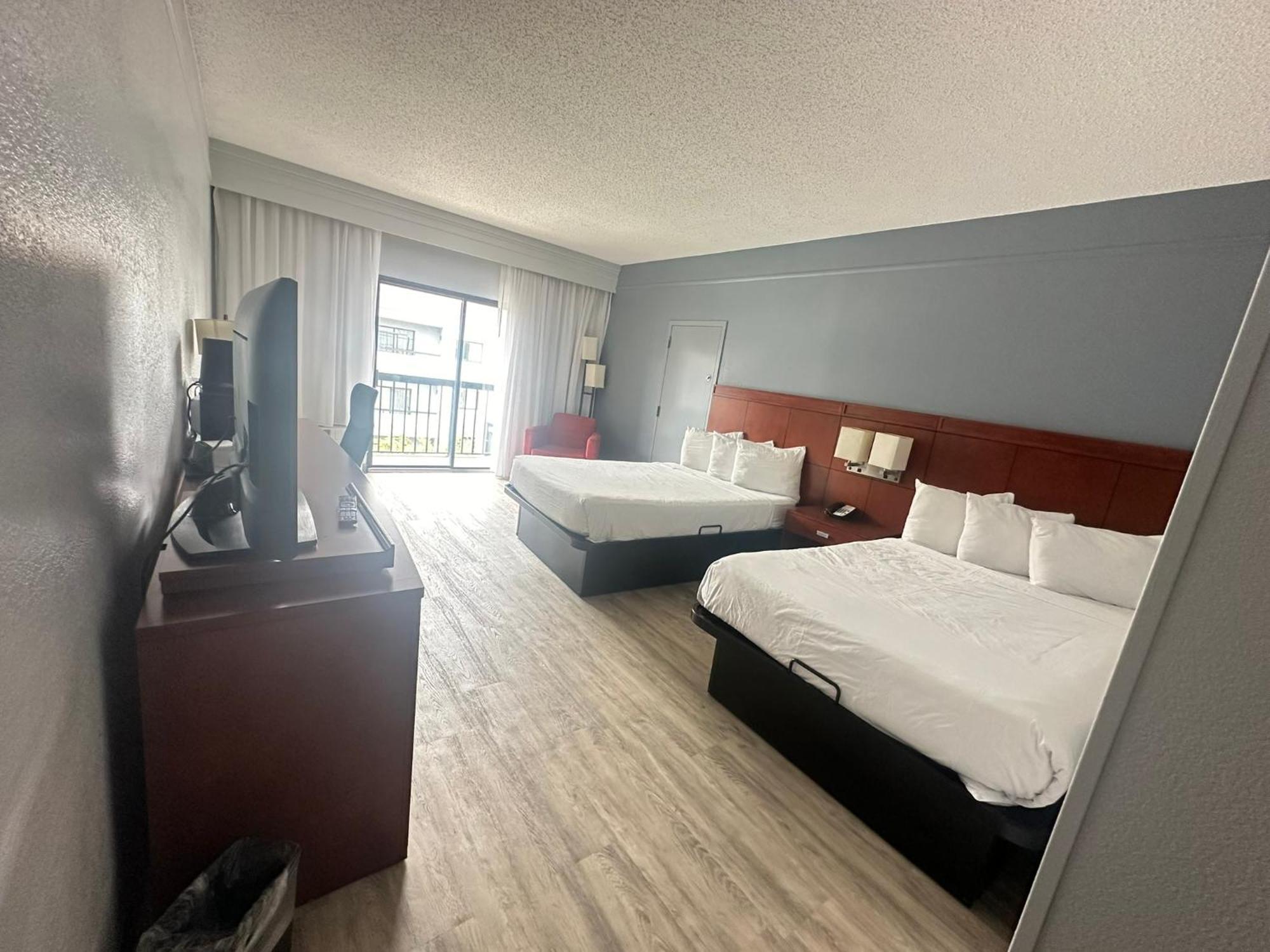 Super 8 By Wyndham Field Airport