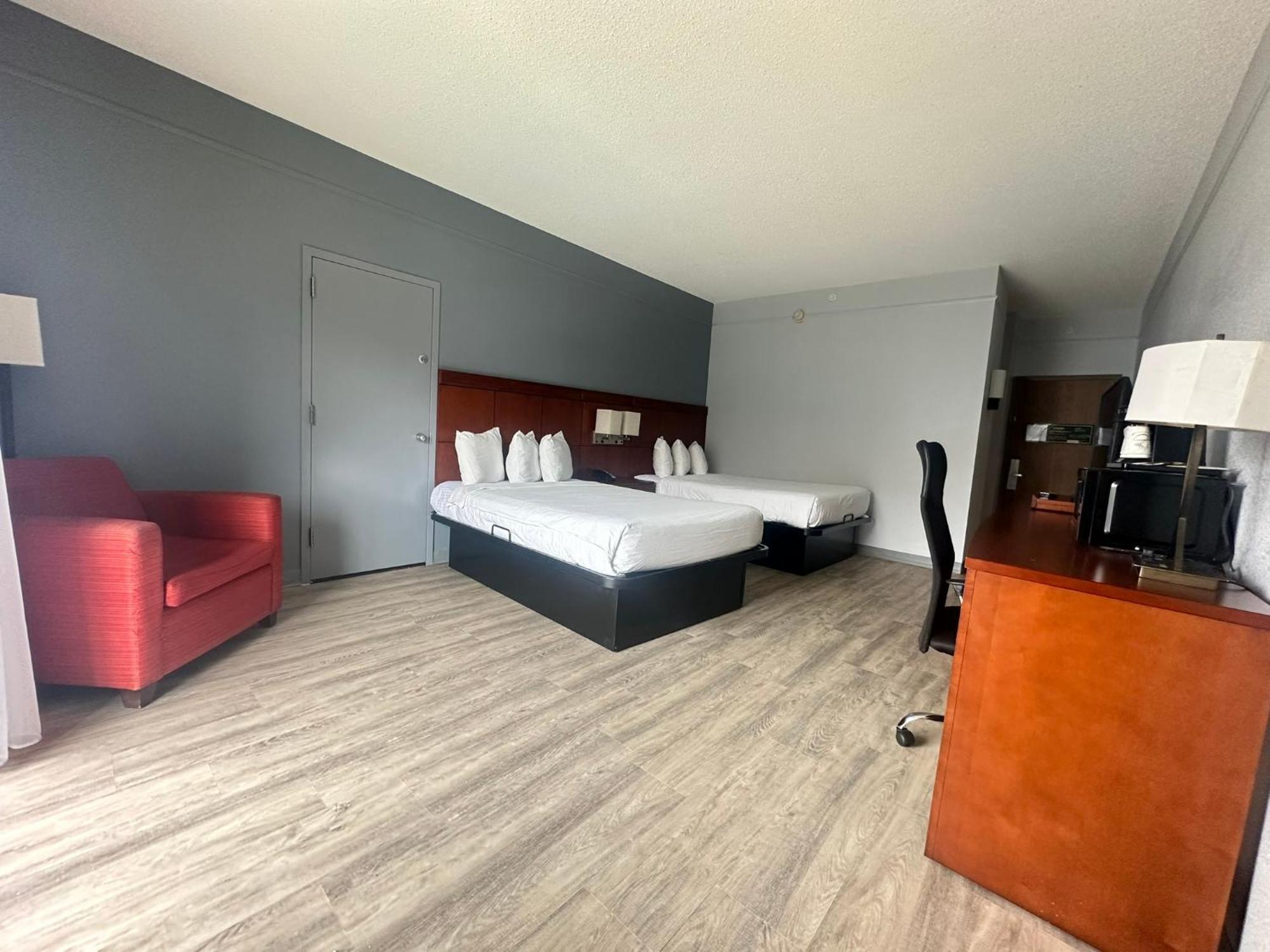 Super 8 By Wyndham Field Airport