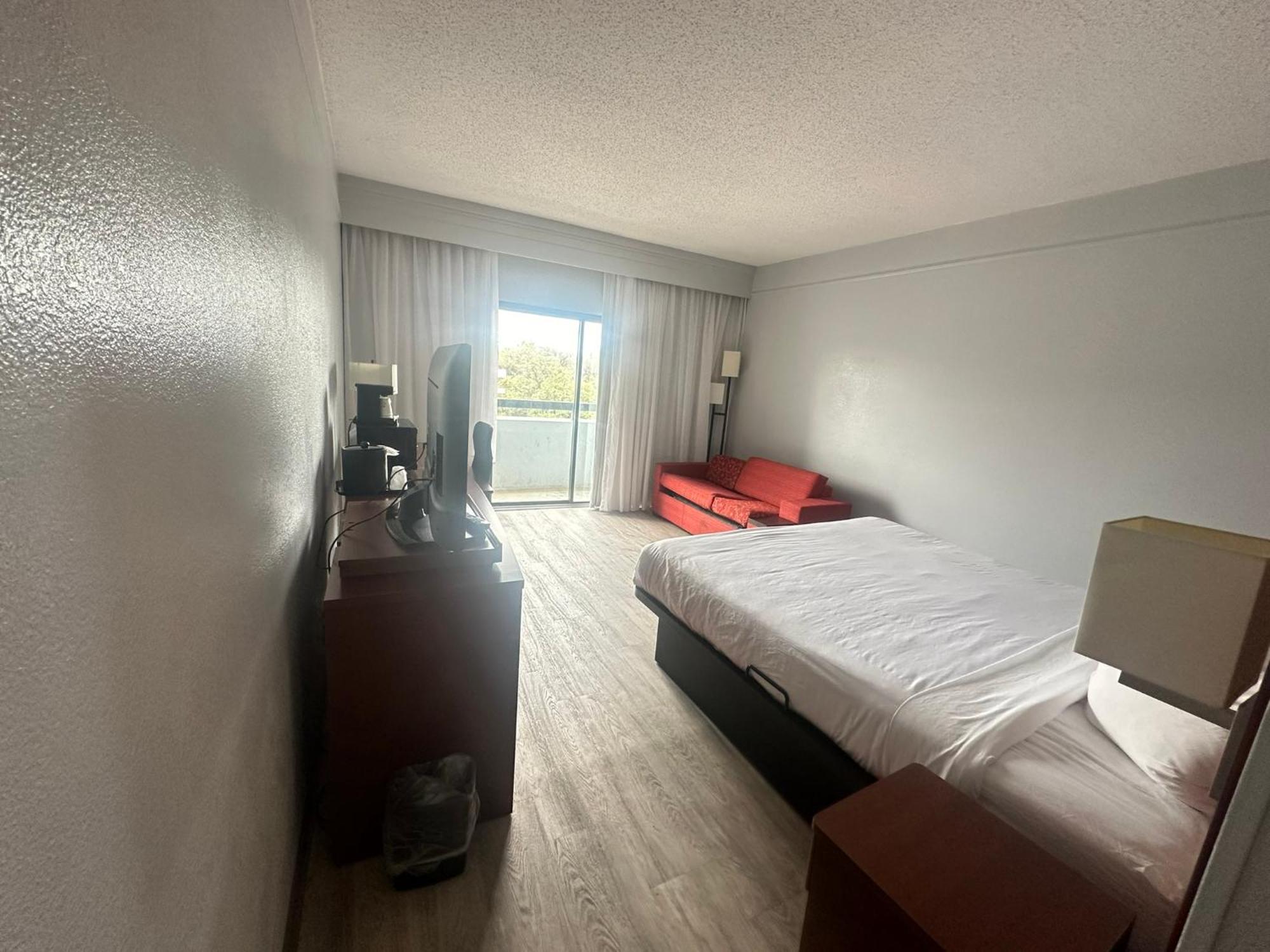 Hotel Super 8 By Wyndham Field Airport