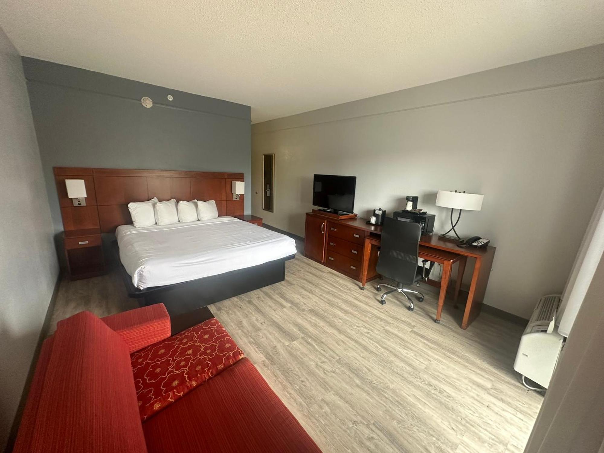 Hotel Super 8 By Wyndham Field Airport 2*